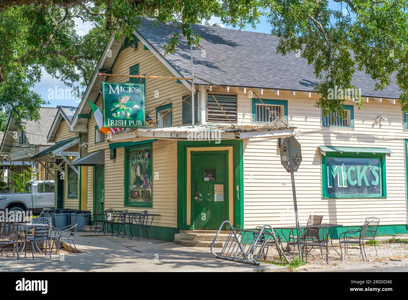 New Orleans, LOUISIANA, USA - 22 luglio 2023: Popolare pub irlandese Mick's nel quartiere Mid-City Foto Stock