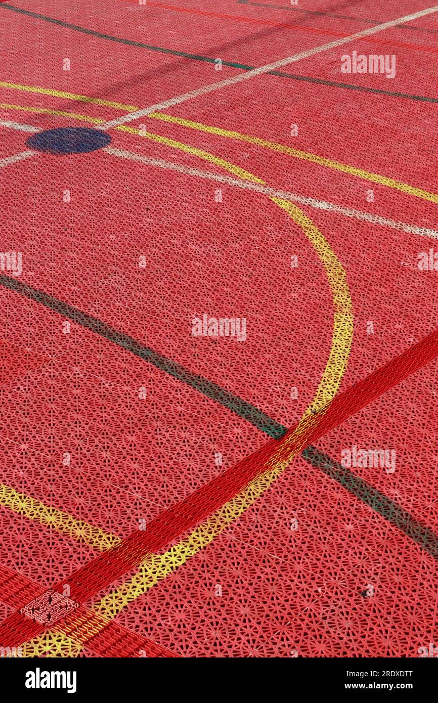 Linee colorate intersecanti sul pavimento del campo sportivo antiscivolo, che delimitano le aree di gioco della varietà di diversi sport offerti sull'Arcadia. Foto Stock