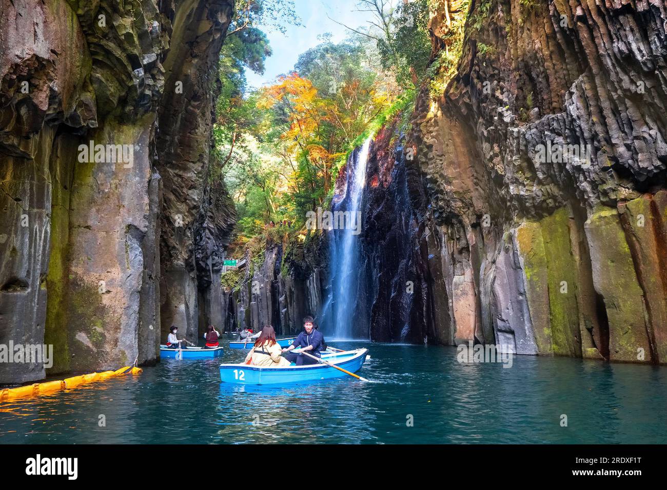 Miyazaki, Giappone - Novembre 24 2022: La gola di Takachiho è uno stretto abisso tagliato attraverso la roccia dal fiume Gokase, molte attività per i turisti come il rowi Foto Stock