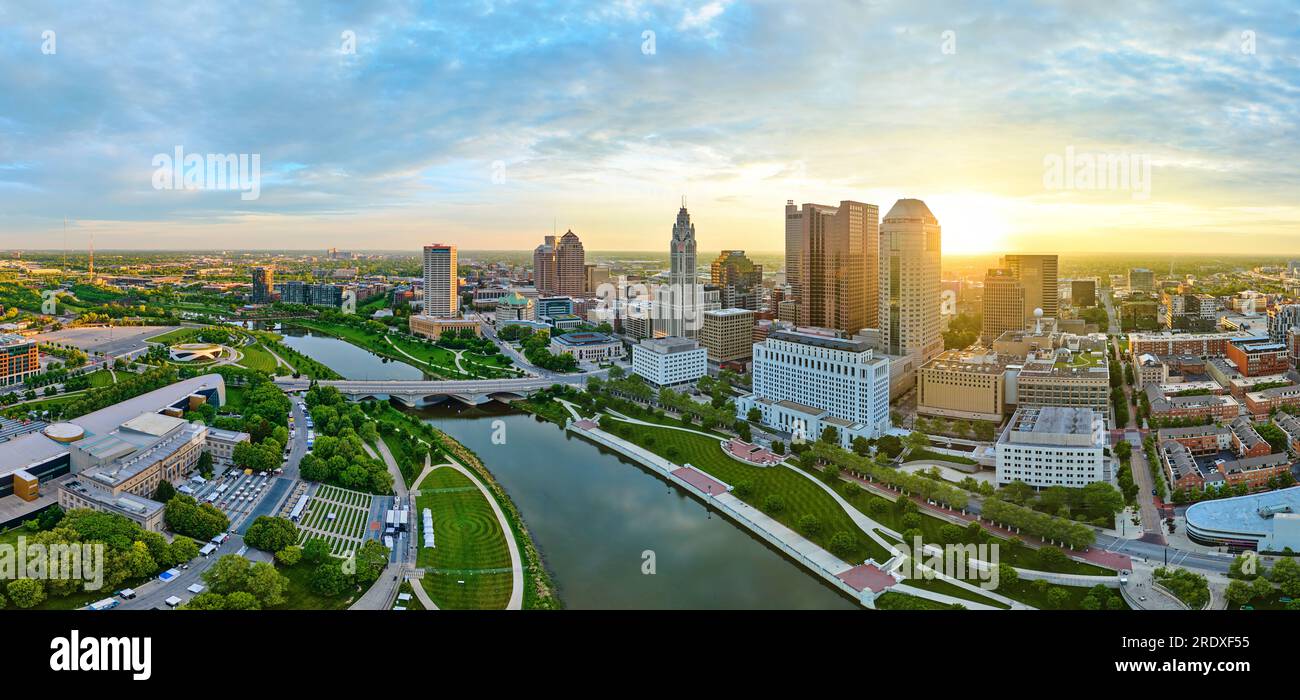 Panorama del sole dorato all'alba dietro i grattacieli del centro di Columbus, Ohio Foto Stock