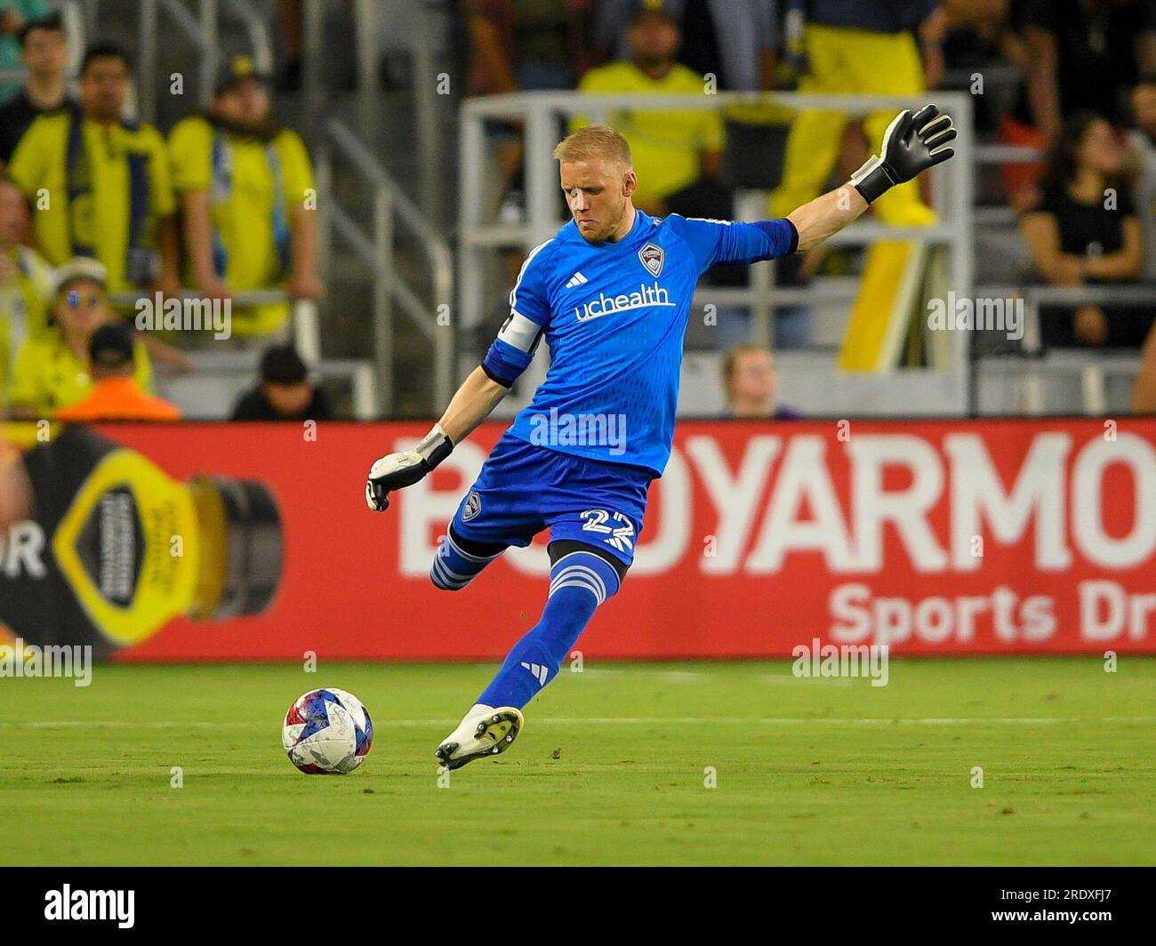 Nashville, Stati Uniti. 23 luglio 2023: Il portiere dei Colorado Rapids William Yarbrough (22) libera il pallone contro il Nashville SC durante la prima metà di una partita della MLS tra Colorado Rapids e Nashville SC al Geodis Park di Nashville TN Steve Roberts/CSM Credit: Cal Sport Media/Alamy Live News Foto Stock