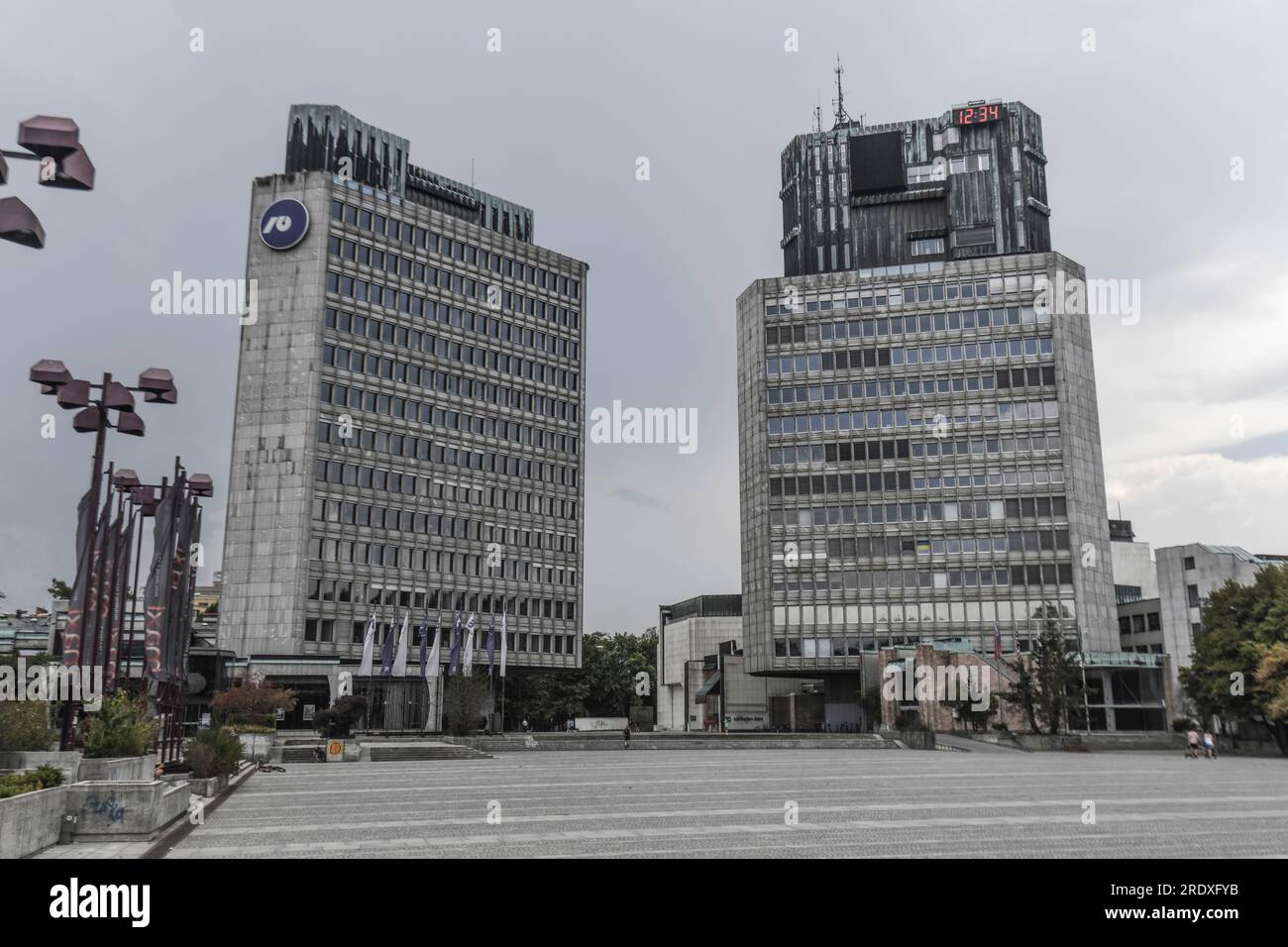 Lubiana: Piazza della Repubblica (Trg Republike), con gli edifici Nova Ljubljanska Banka e Cankar Hall (Cankarjev dom). Slovenia Foto Stock