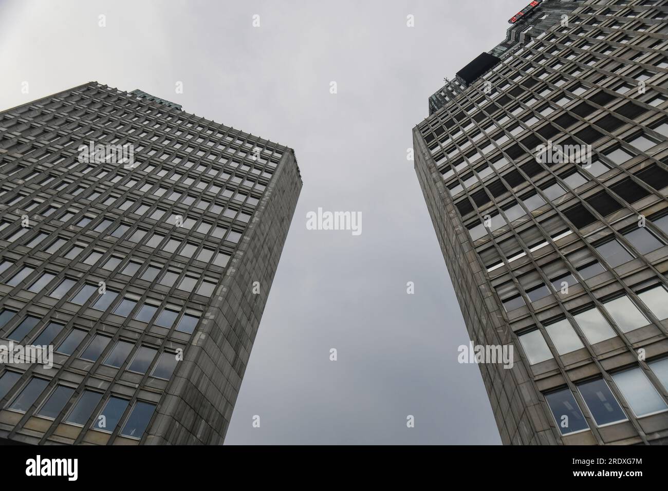 Lubiana: Piazza della Repubblica (Trg Republike), con gli edifici Nova Ljubljanska Banka e Cankar Hall (Cankarjev dom). Slovenia Foto Stock