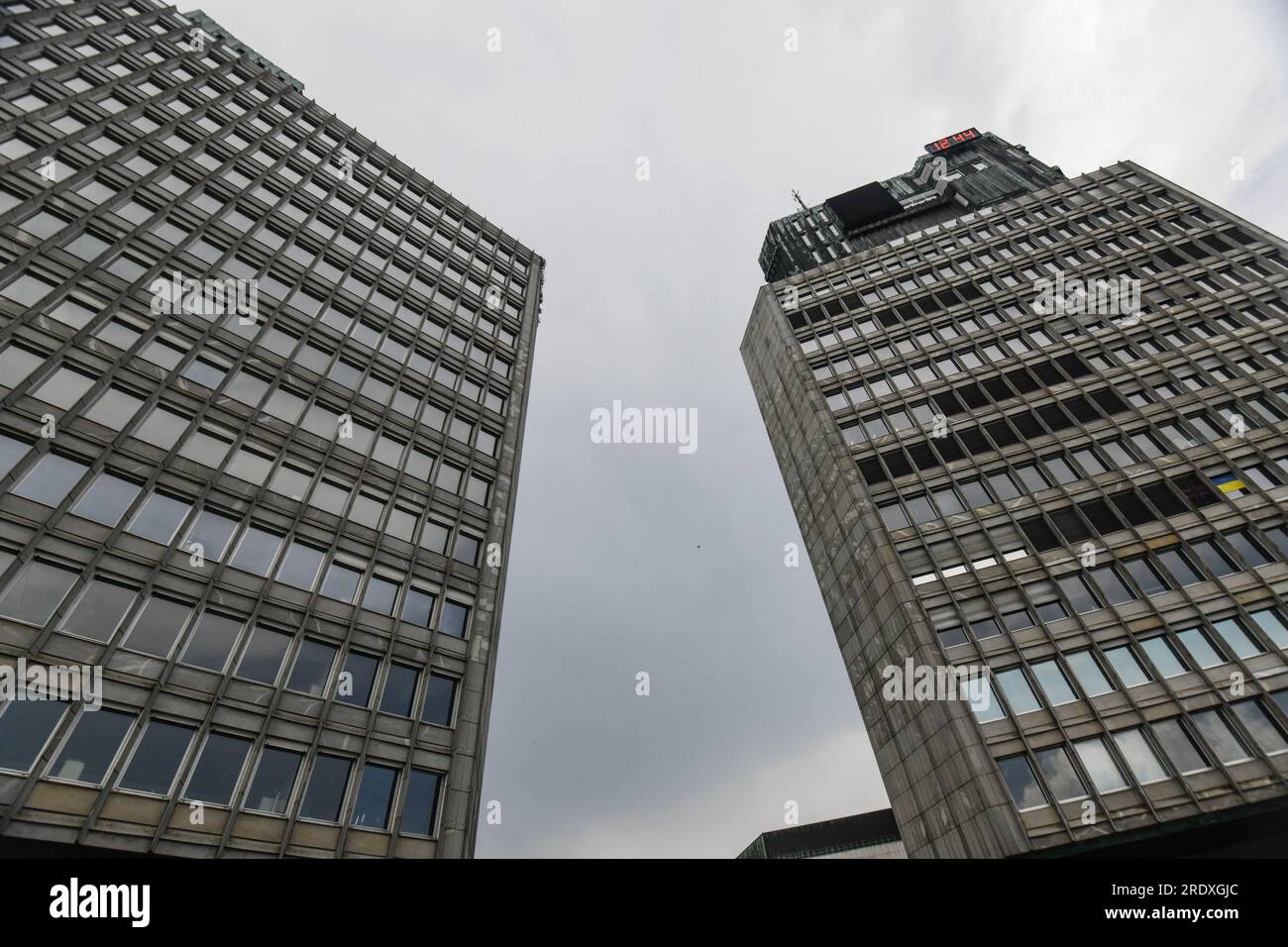 Lubiana: Piazza della Repubblica (Trg Republike), con gli edifici Nova Ljubljanska Banka e Cankar Hall (Cankarjev dom). Slovenia Foto Stock