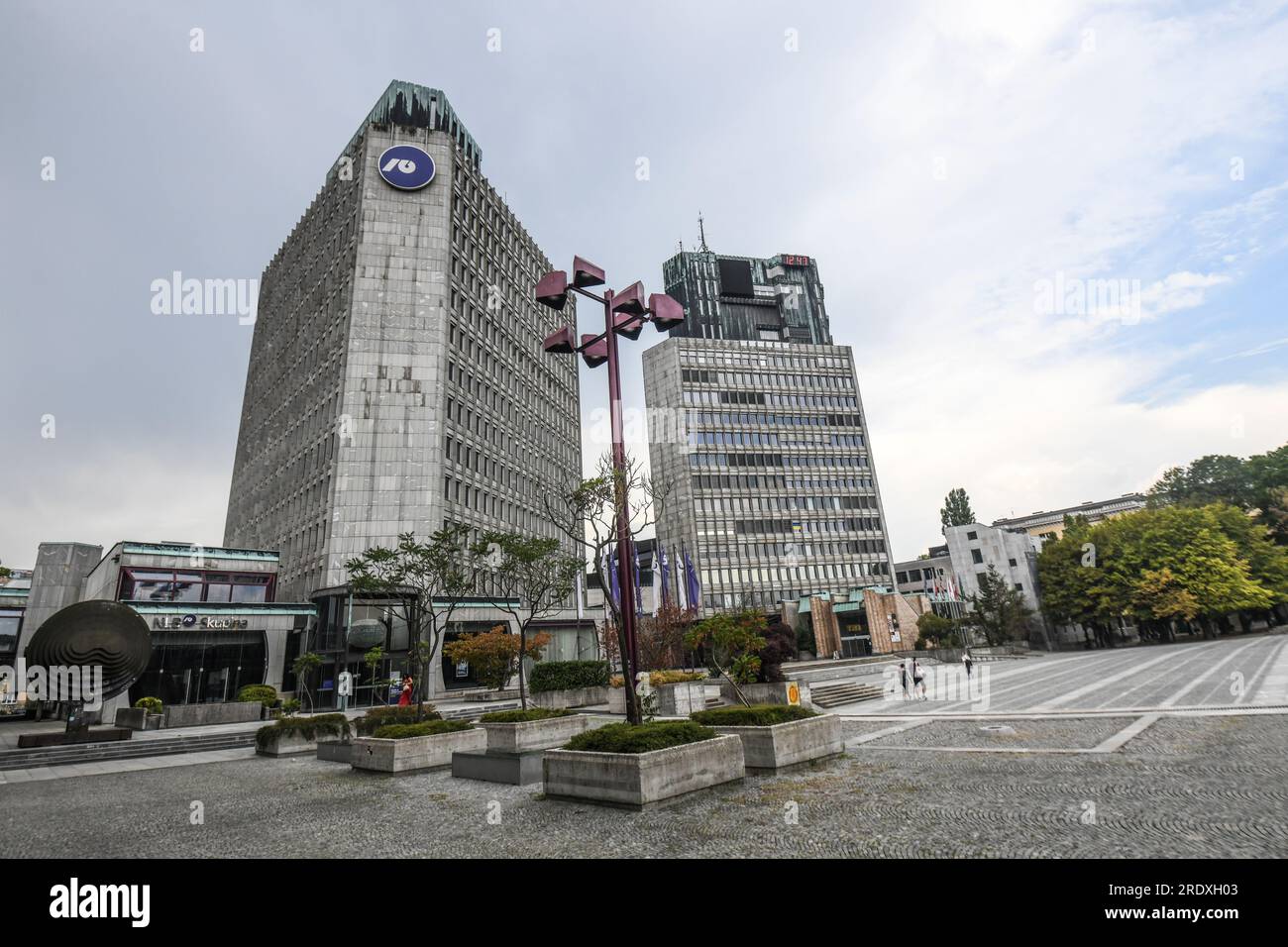 Lubiana: Piazza della Repubblica (Trg Republike), con gli edifici Nova Ljubljanska Banka e Cankar Hall (Cankarjev dom). Slovenia Foto Stock