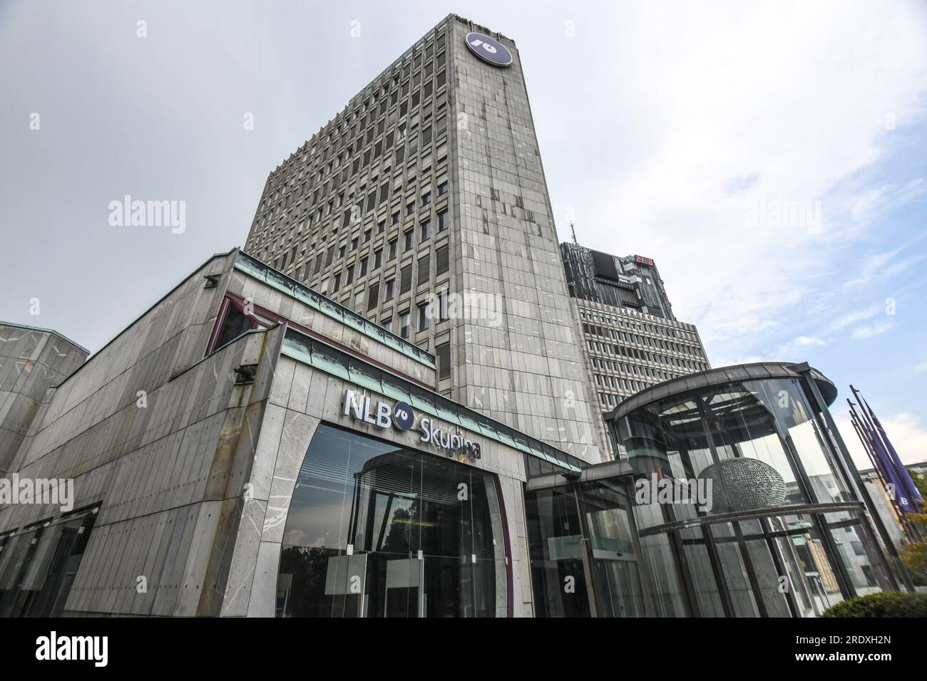 Lubiana: Piazza della Repubblica (Trg Republike) e edificio Nova Ljubljanska Banka. Slovenia Foto Stock