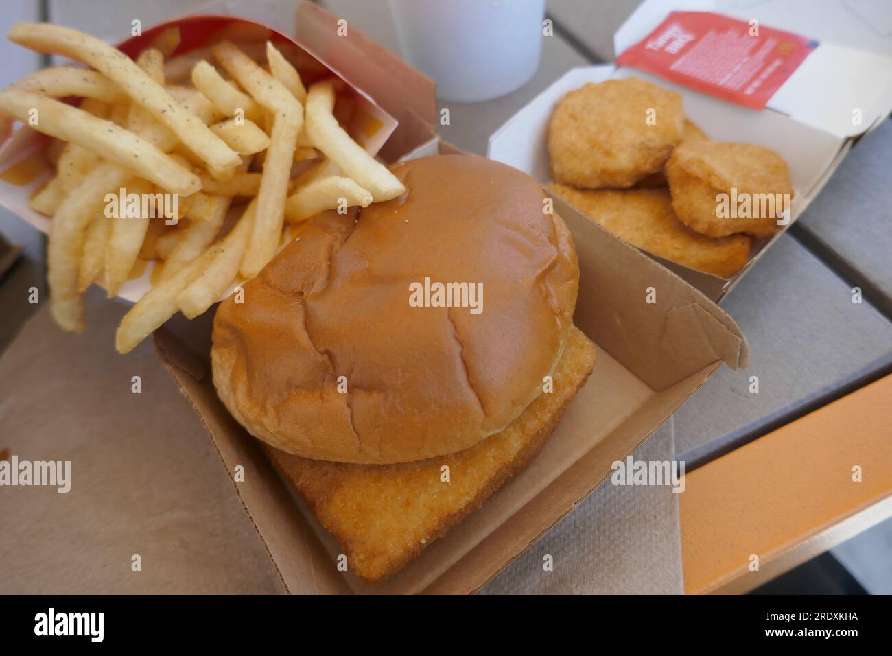 Los Angeles, California, USA 25 luglio 2022 A General view of McDonalds Fish Fillet, French Fries and Chicken McNuggets il 25 luglio 2022 a Los Angeles, California, USA. Foto di Barry King/Alamy Stock Photo Foto Stock