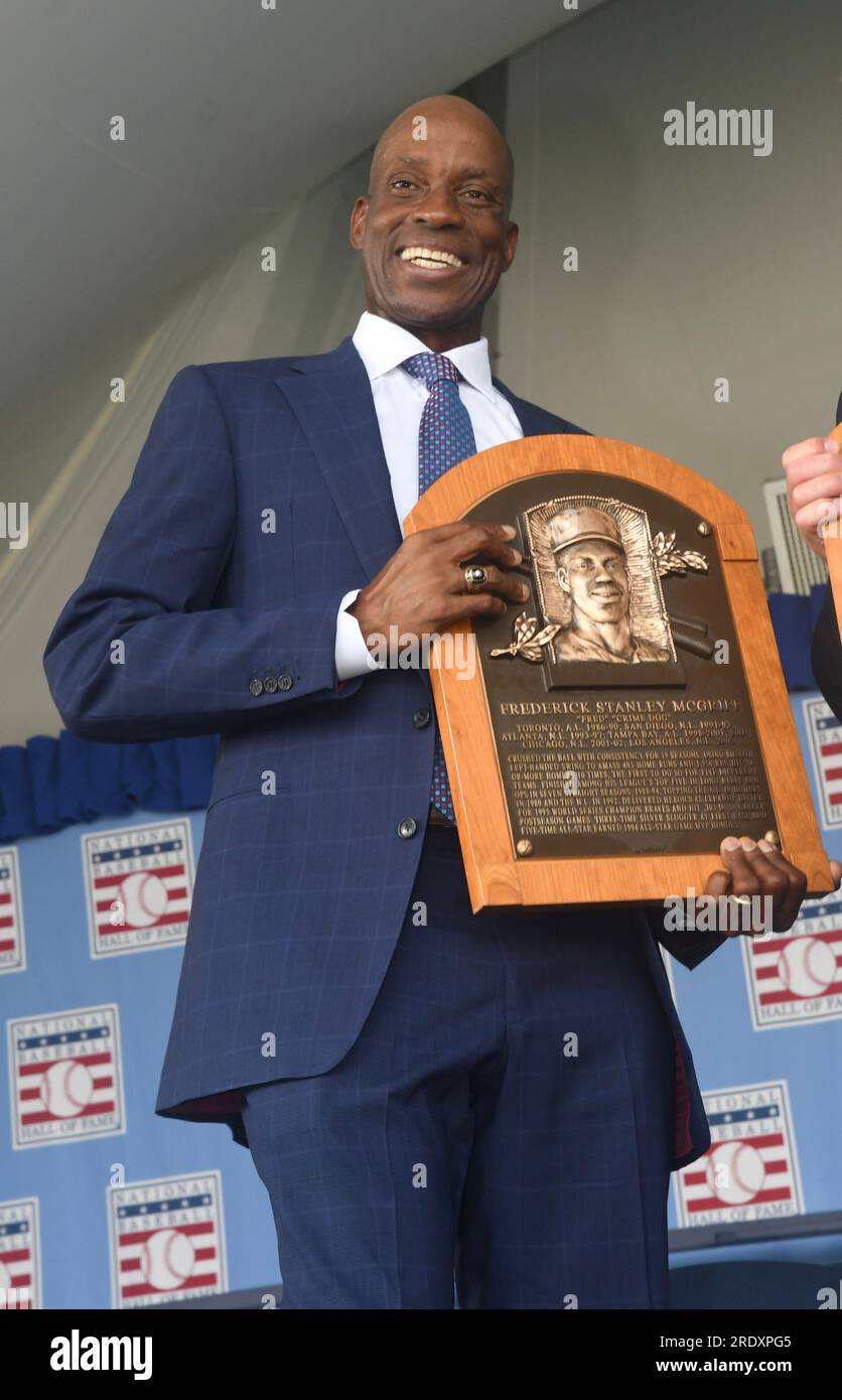 Cooperstown, Stati Uniti. 23 luglio 2023. Il nuovo membro della National Baseball Hall of Fame Fred McGriff tiene la sua targa alla cerimonia di induction della Hall of Fame della Major League Baseball per 2023 indotti a Cooperstown, New York, domenica 23 luglio 2023. Scott Rolen e Fred McGriff furono i due giocatori indotti nella National Baseball Hall of Fame nel 2023. Foto di George Napolitano/UPI Credit: UPI/Alamy Live News Foto Stock