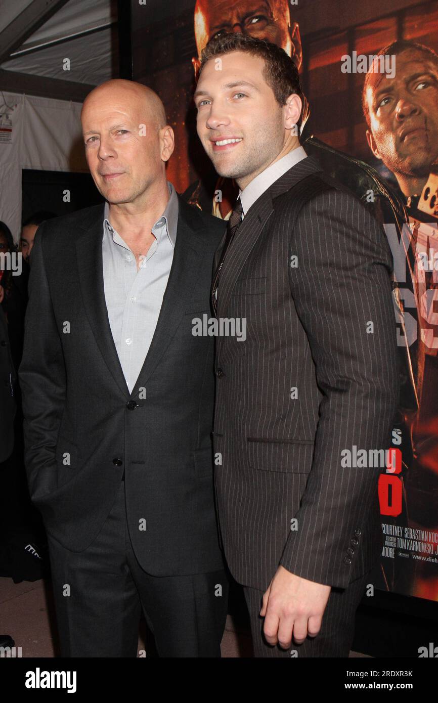 Bruce Willis e Jai Courtney assistono a una proiezione per i fan di "Die Hard" per celebrare l'apertura di "A Good Day to Die Hard" della Twentieth Century Fox all'AMC Empire 25 Theatre di New York il 13 febbraio 2013. Crediti fotografici: Henry McGee/MediaPunch Foto Stock