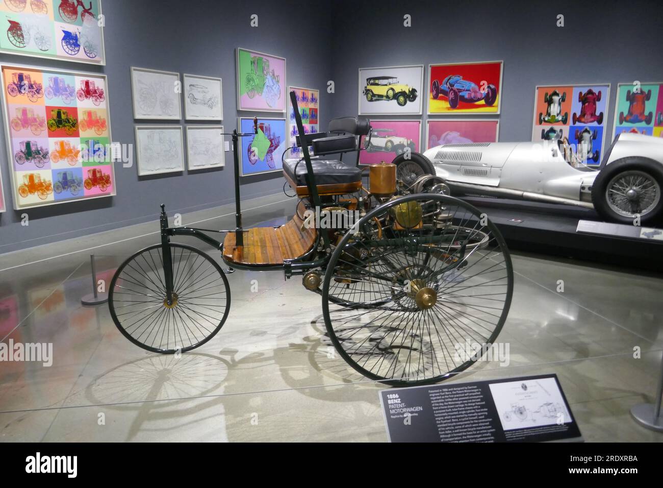 Los Angeles, California, USA 26 luglio 2022 Andy Warhol Art al Peterson Automotive Museum al 6060 Wilshire Blvd il 26 luglio 2022 a Los Angeles, California, USA. Foto di Barry King/Alamy Stock Photo Foto Stock