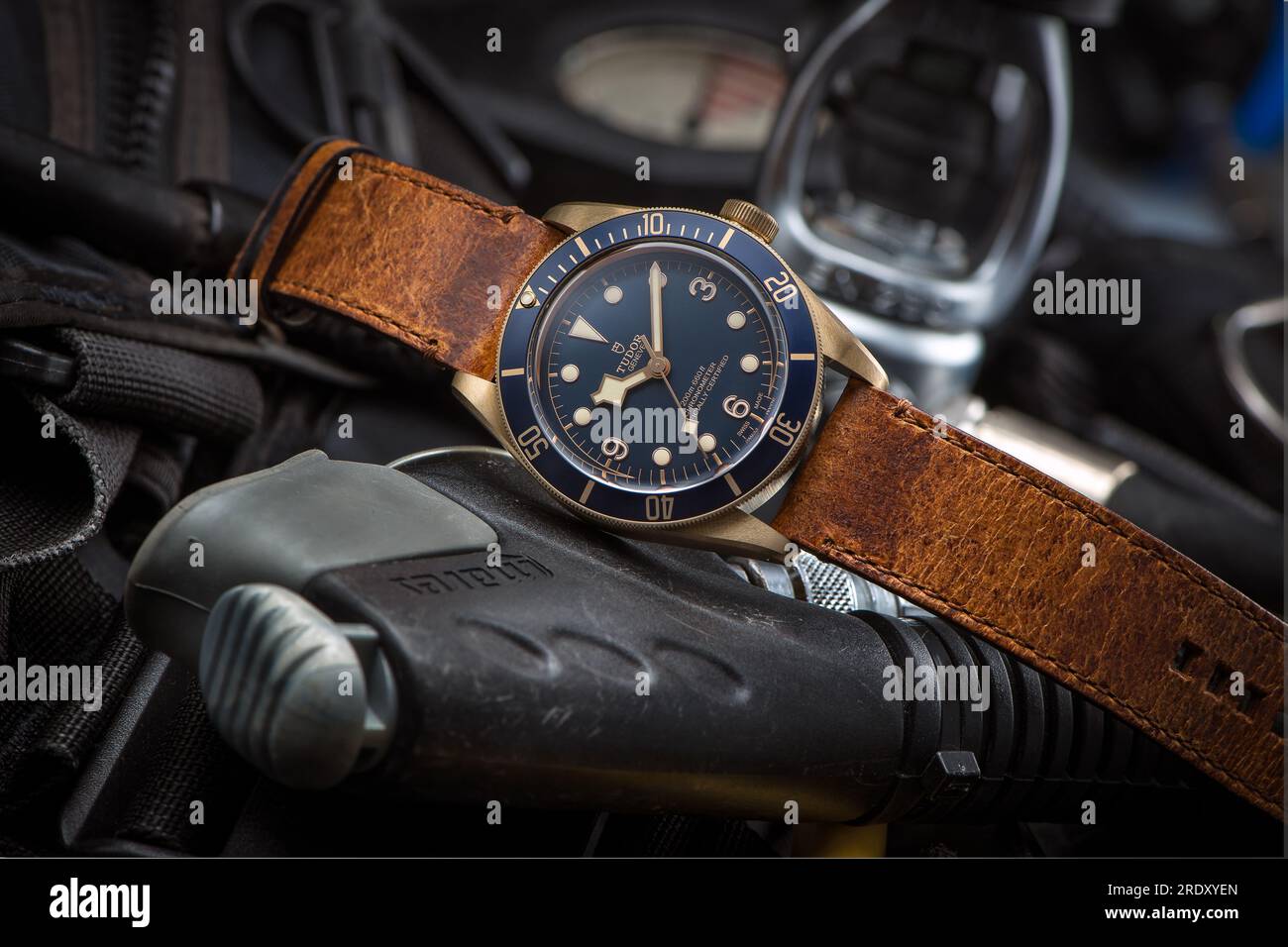 Orologio subacqueo TUDOR Black Bay Bronzo Bucherer BLU in 43 mm girato in atmosfera subacquea.Rif: M79250BB-0001 Foto Stock