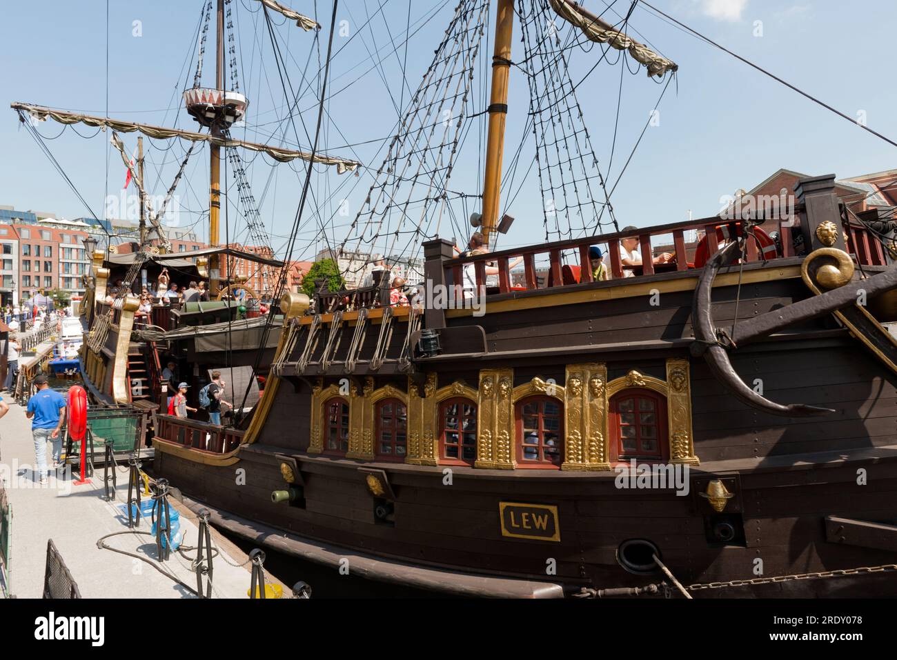 La nave da crociera pirata Lew ormeggiata nel centro storico di Danzica, Polonia, Europa, UE Foto Stock