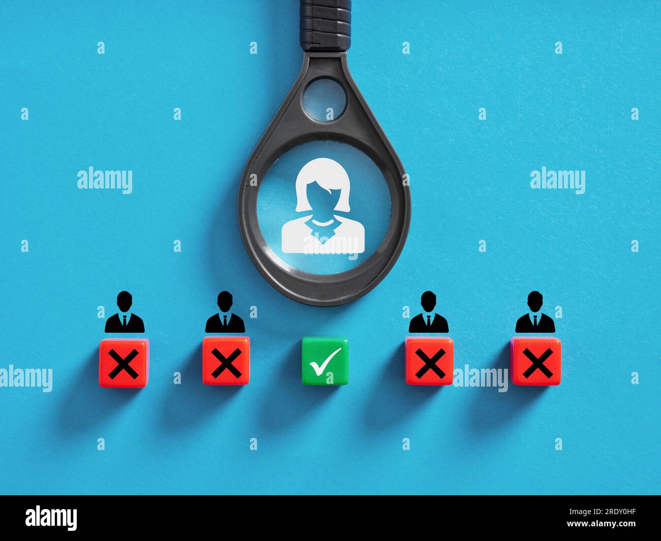 Discriminazione di genere positiva nell'occupazione. Assumere donne per affari. Cubi colorati e lente di ingrandimento con simboli dei dipendenti. Foto Stock