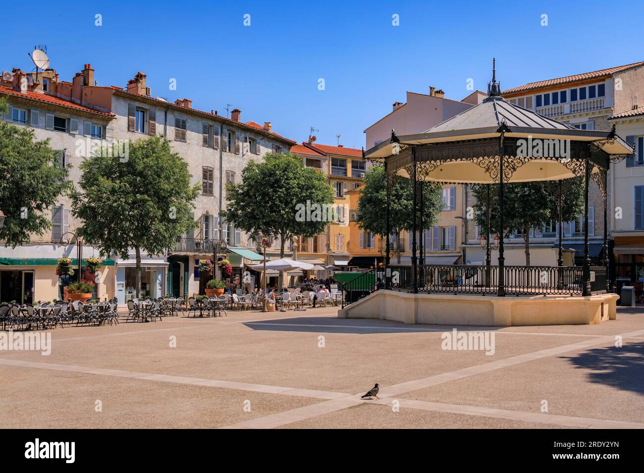 Antibes, Francia - 24 maggio 2023: Place Nationale, una delle tante belle piazze vicino al mercato agricolo provenzale locale nella città vecchia Foto Stock