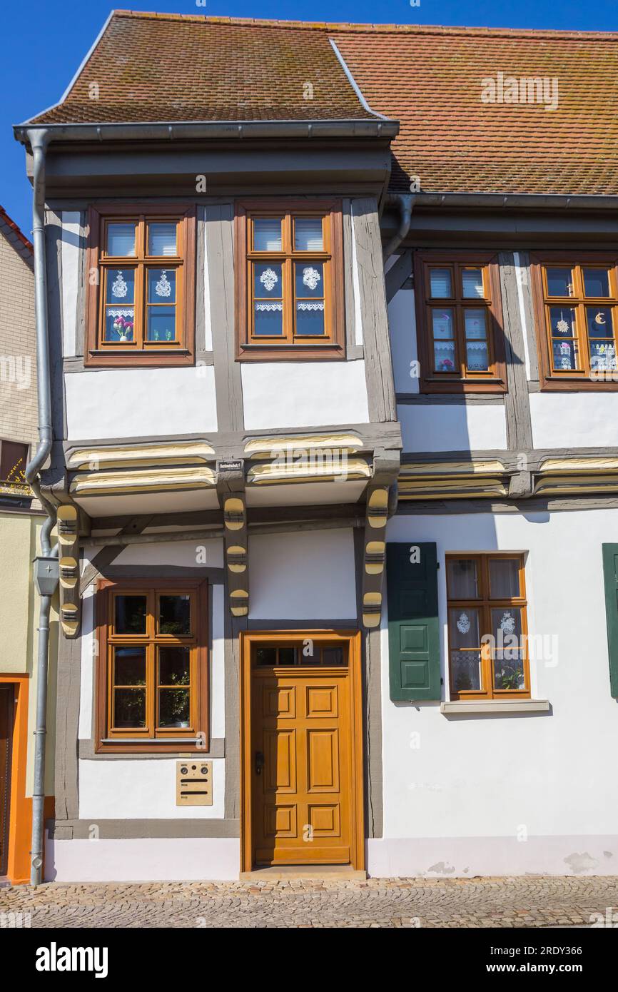 Vecchia casa storta nella storica città termale di Bad Salzelmen, Germania Foto Stock
