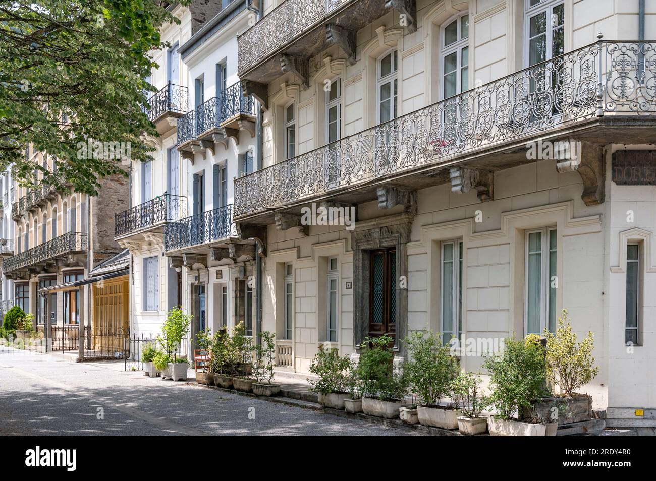 L'architettura classica dell'Allée d'Etigny a Bagnères-de-Luchon, Francia Foto Stock