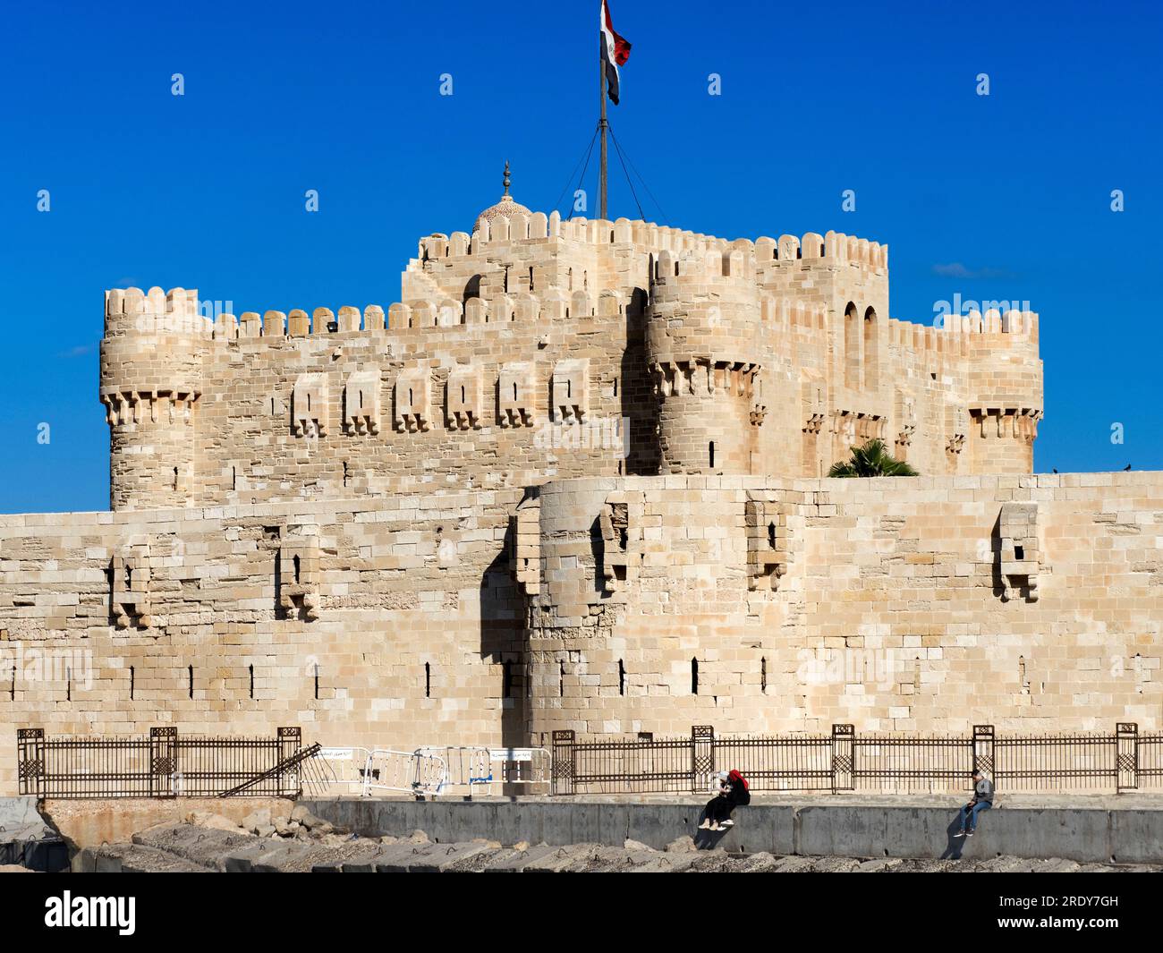 Situata sulla punta settentrionale dell'isola di Pharos alla foce del porto orientale di Alessandria, la Cittadella di Qaitbay è una fortezza difensiva del XV secolo Foto Stock