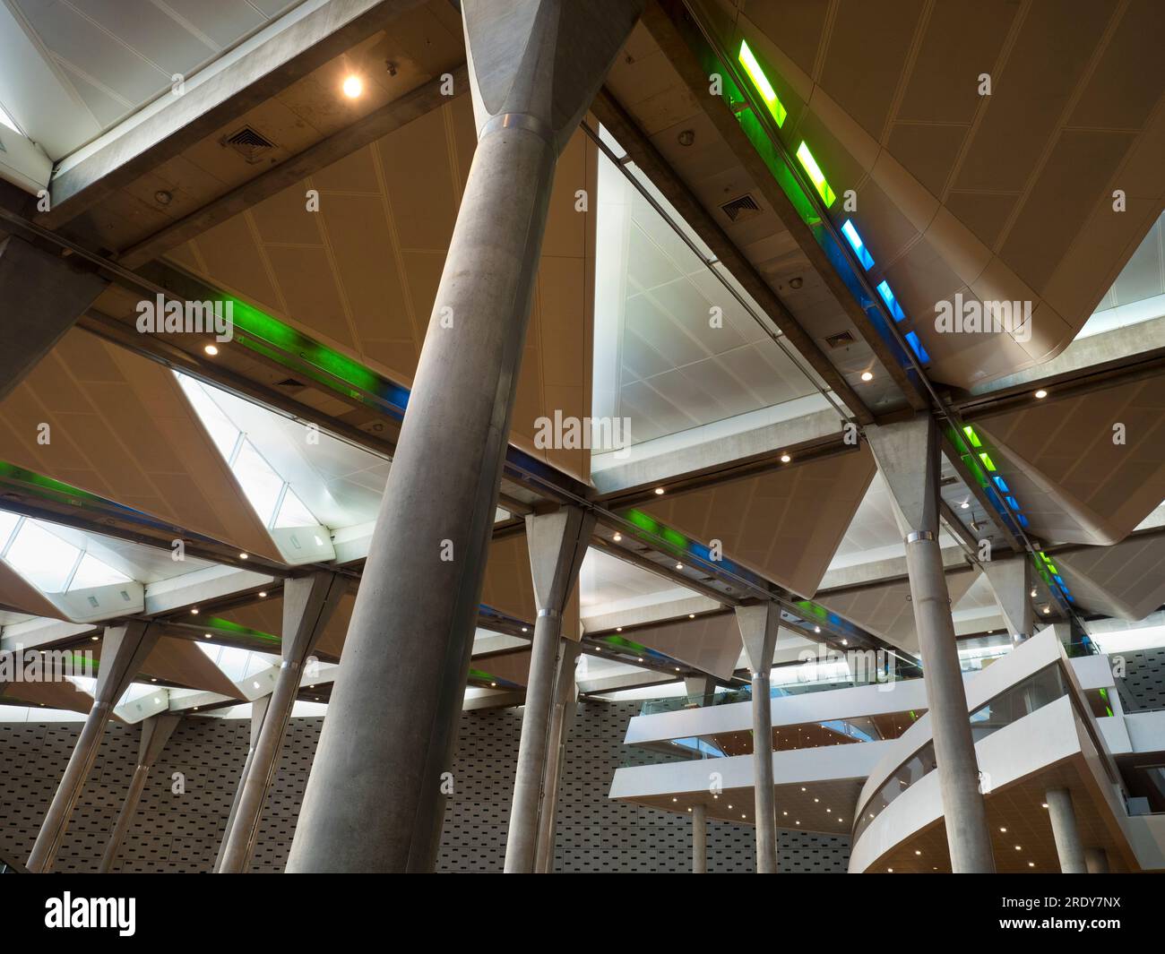 Situata vicino al Mediterraneo ad Alessandria, in Egitto, la spettacolare Bibliotheca Alexandrina Library è un omaggio e una reinterpretazione dell'Antico Foto Stock