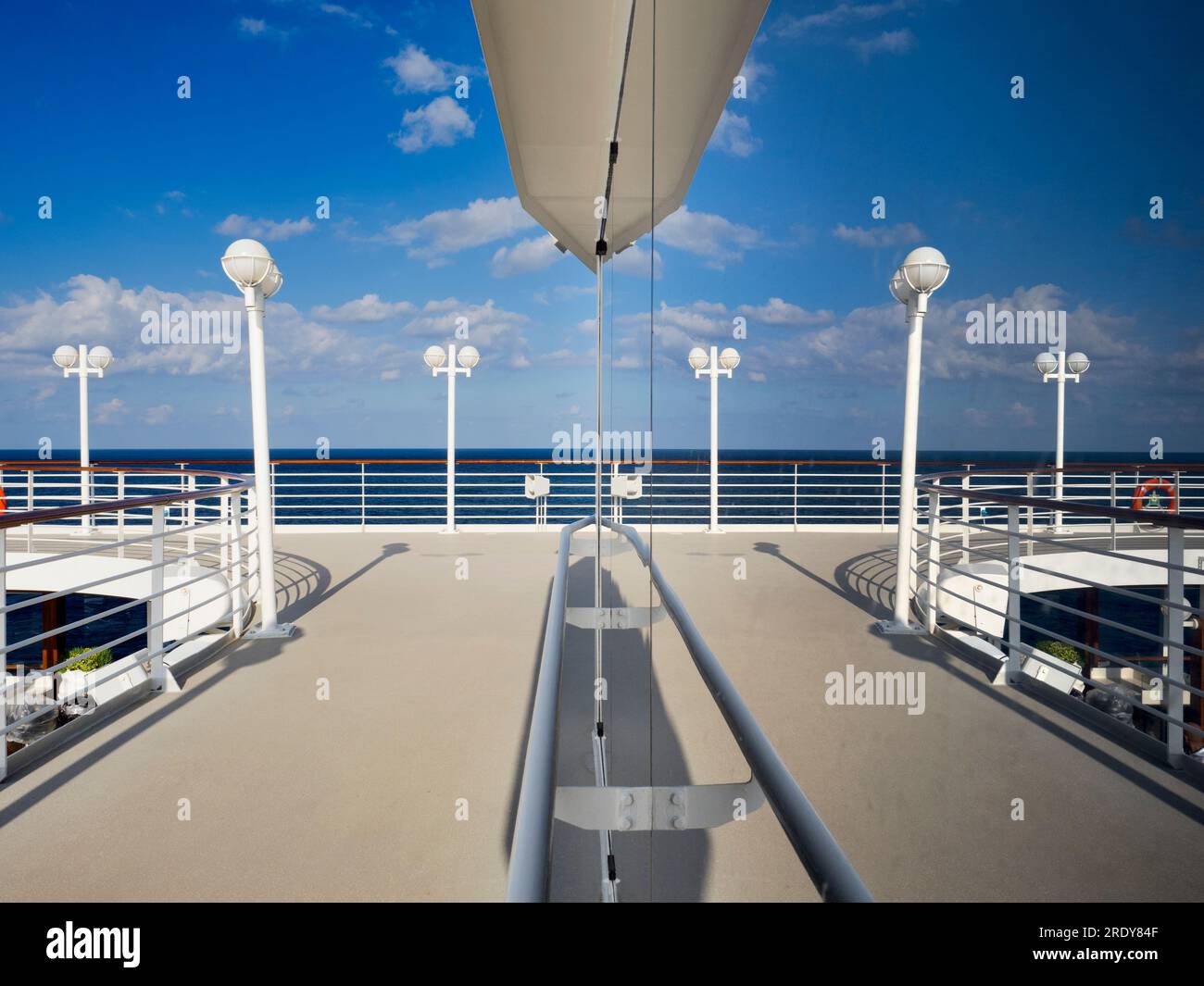 Le piste da corsa sono la mia arma segreta e il luogo di tiro preferito a bordo delle navi da crociera. Non solo raggirarli aiuta nell'agai della lotta Foto Stock