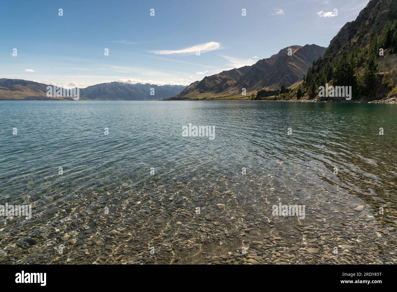Panorama sul lago di montagna sul lago di Hawea Foto Stock