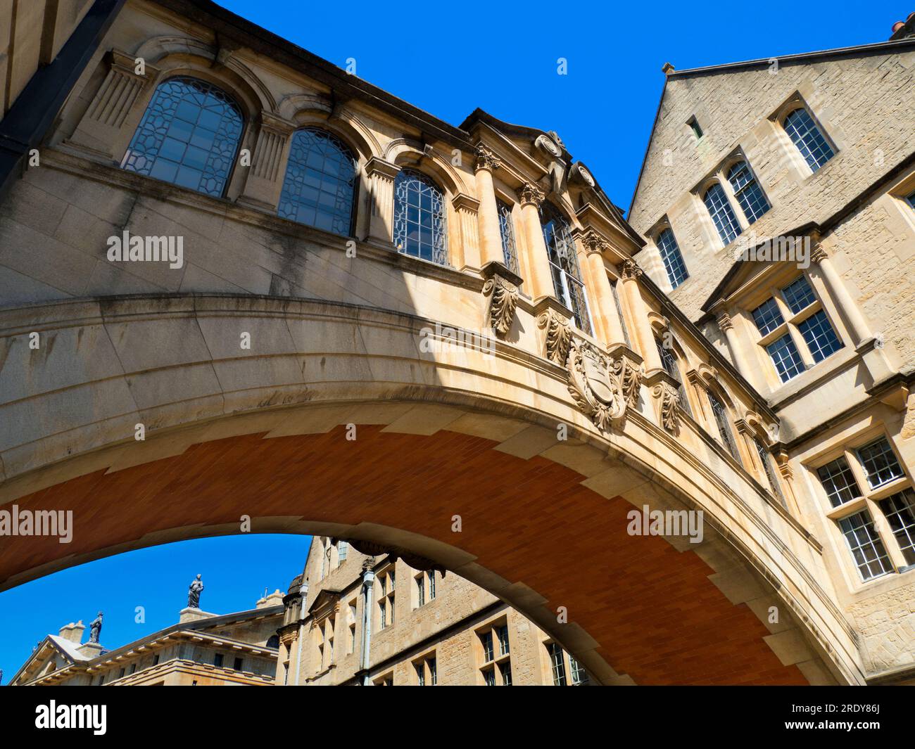 Collegando due parti dell'Hertford College, Oxford, il suo punto di riferimento Hertford Bridge, spesso soprannominato Bridge of Sighs, fu in realtà completato nel 1914. Strano Foto Stock