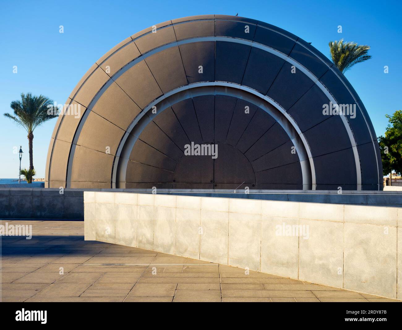 Situata vicino al Mediterraneo ad Alessandria, in Egitto, la spettacolare Bibliotheca Alexandrina Library è un omaggio e una reinterpretazione dell'Antico Foto Stock