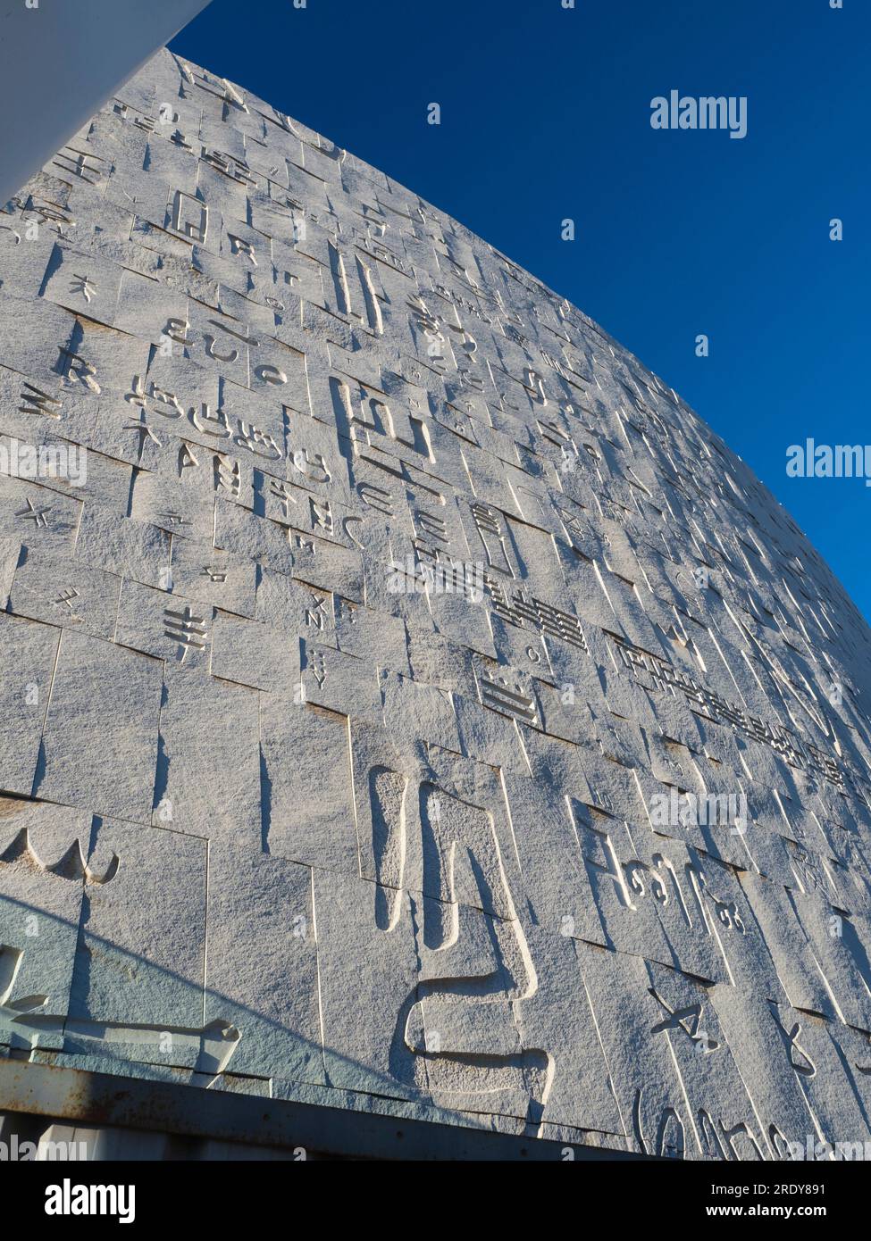 Situata vicino al Mediterraneo ad Alessandria, in Egitto, la spettacolare Bibliotheca Alexandrina Library è un omaggio e una reinterpretazione dell'Antico Foto Stock