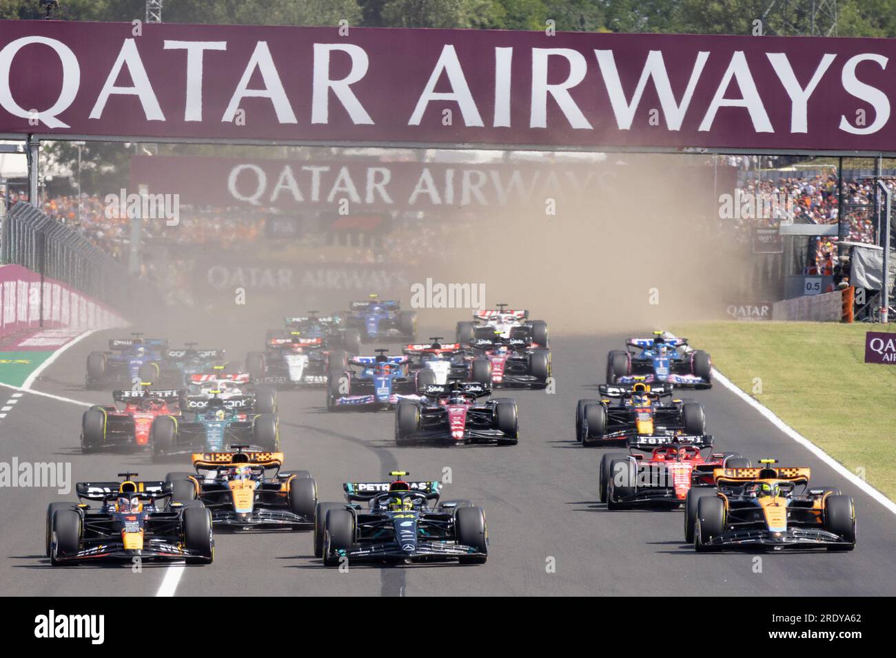 Mogyorod. 23 luglio 2023. I piloti prendono il via durante il Gran Premio d'Ungheria di Formula uno 2023 all'Hungaroring di Mogyorod vicino Budapest, in Ungheria, il 23 luglio 2023. Crediti: Attila Volgyi/Xinhua/Alamy Live News Foto Stock