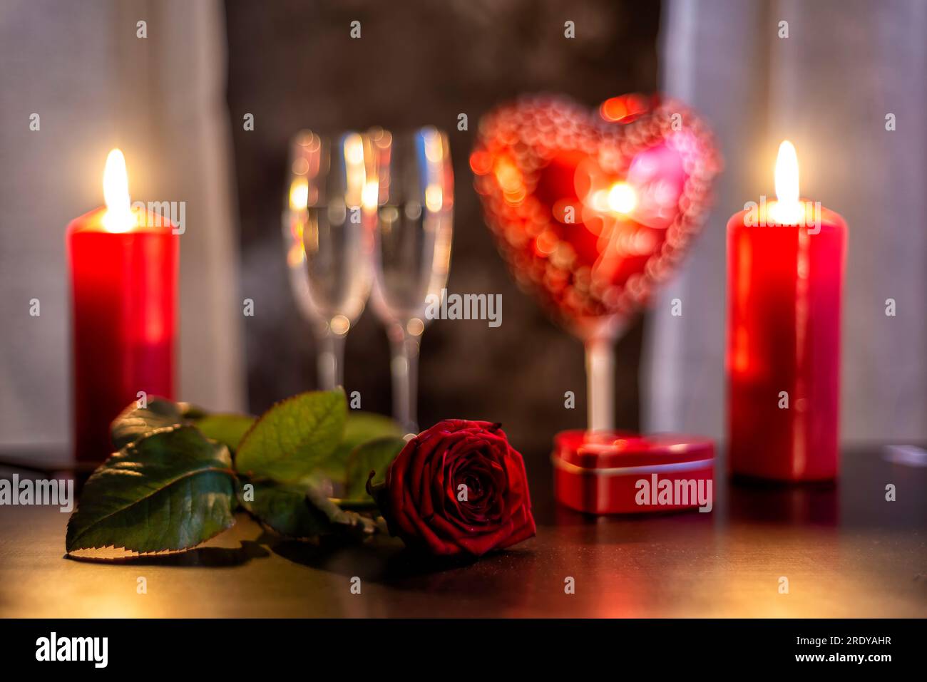 Romantic candles red rose immagini e fotografie stock ad alta risoluzione -  Alamy