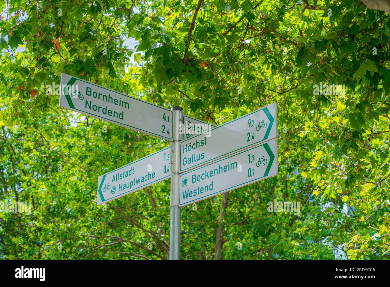 Francoforte sul meno, Germania. 5 luglio 2023. Cartello con indicazioni stradali e distanze per i ciclisti Foto Stock