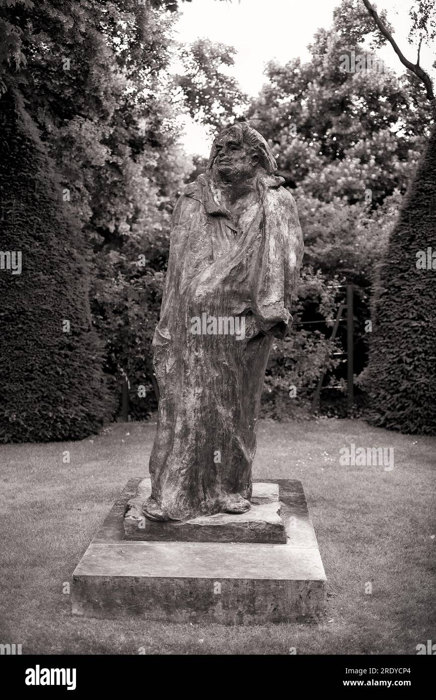La scultura in bronzo di Honoré de Balzac di Auguste Rodin è incorniciata da un topiario conico nel giardino del Musée Rodin di Parigi. Foto in bianco e nero. Foto Stock