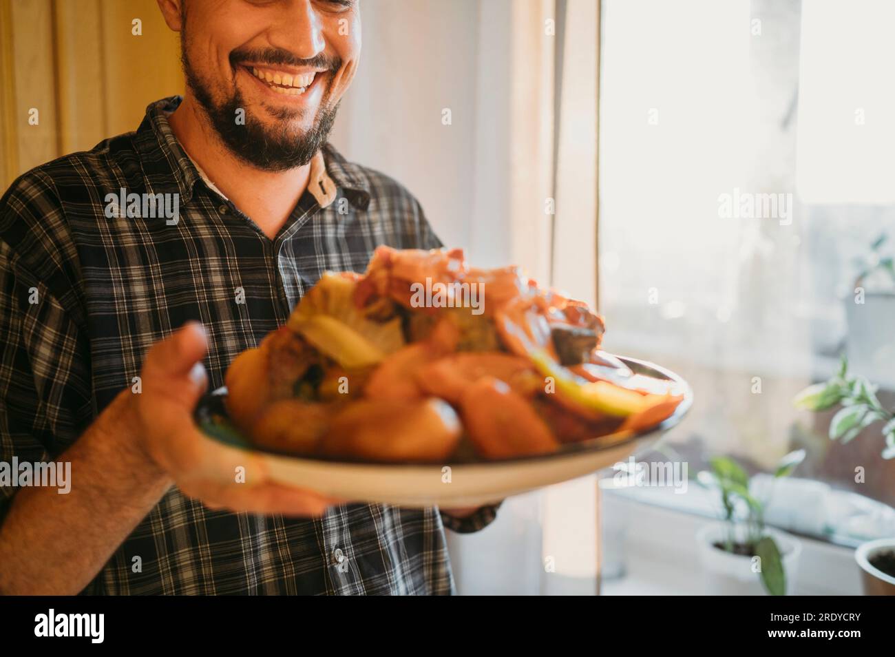 Lo chef tiene a casa un piatto di verdure stufate Foto Stock