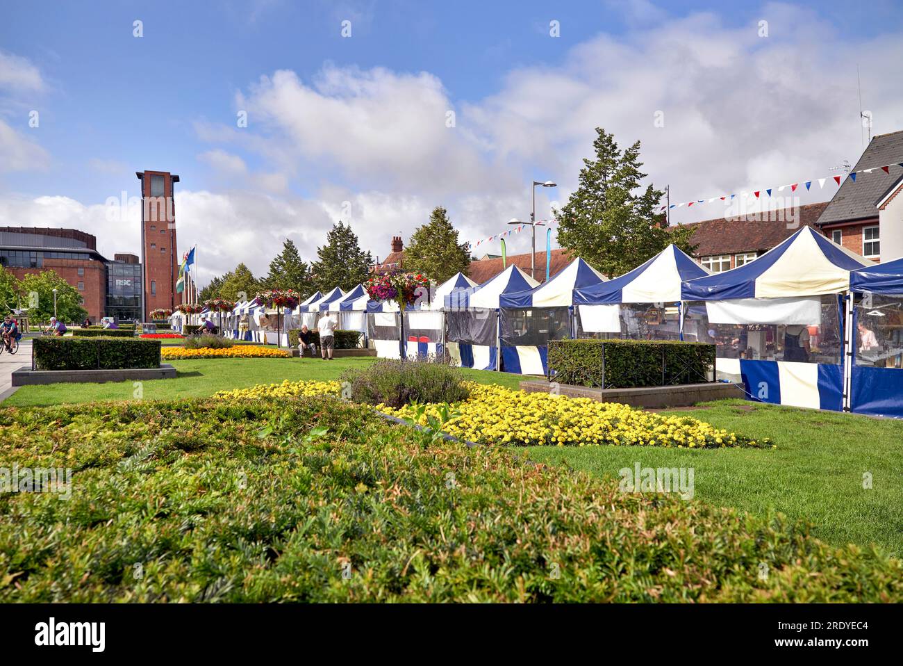 Market Stratford Upon Avon con bancarelle di mercanti a baldacchino Waterside Stratford Upon Avon, Inghilterra, Regno Unito Foto Stock