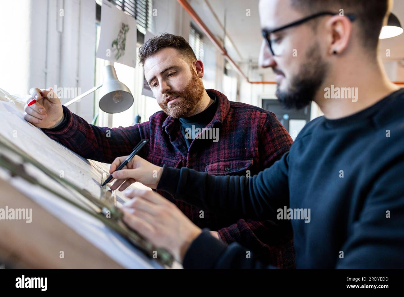Progettare la misurazione e la discussione con i colleghi su un progetto Foto Stock