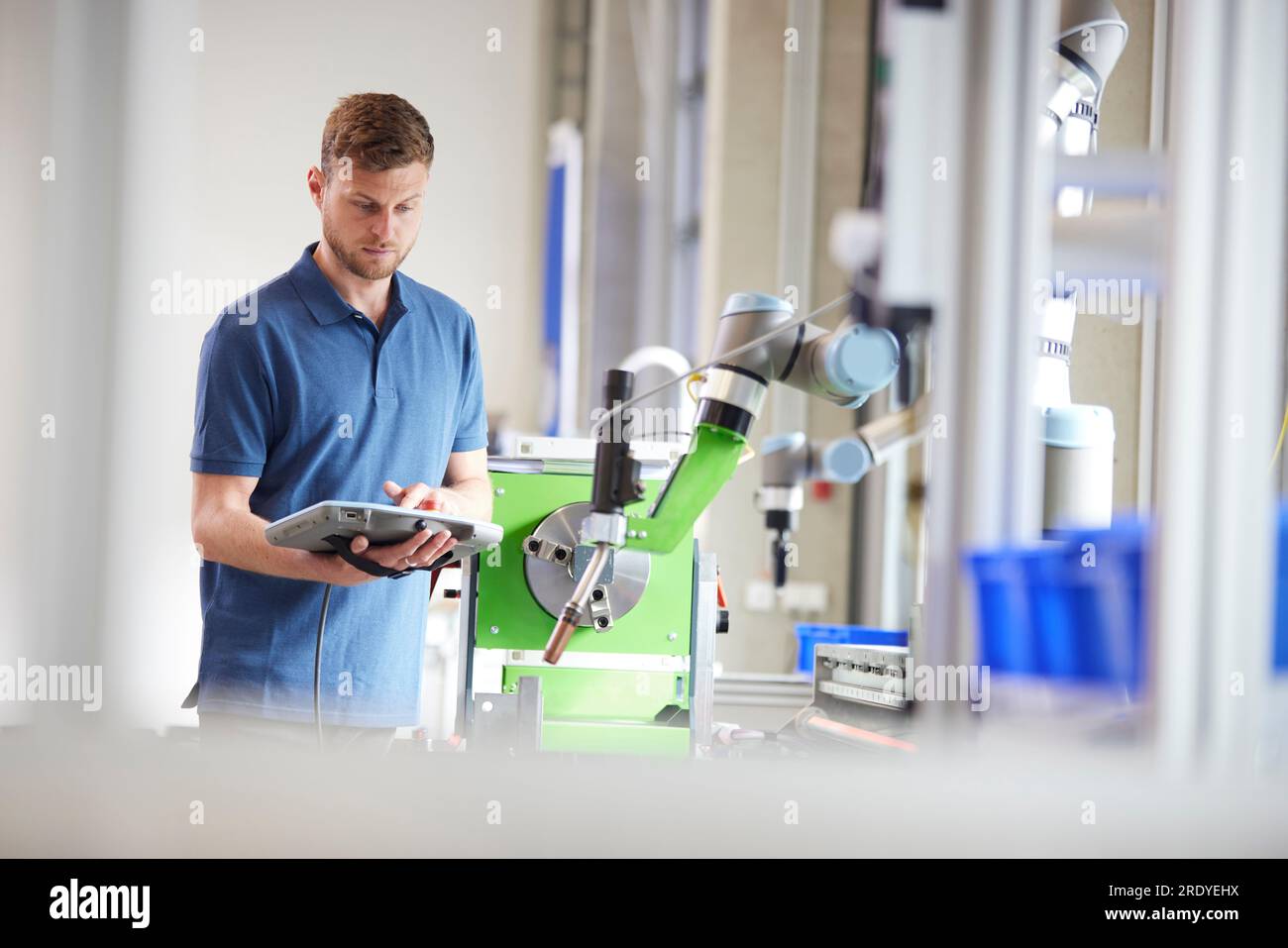 Tecnici che utilizzano apparecchiature industriali Foto Stock