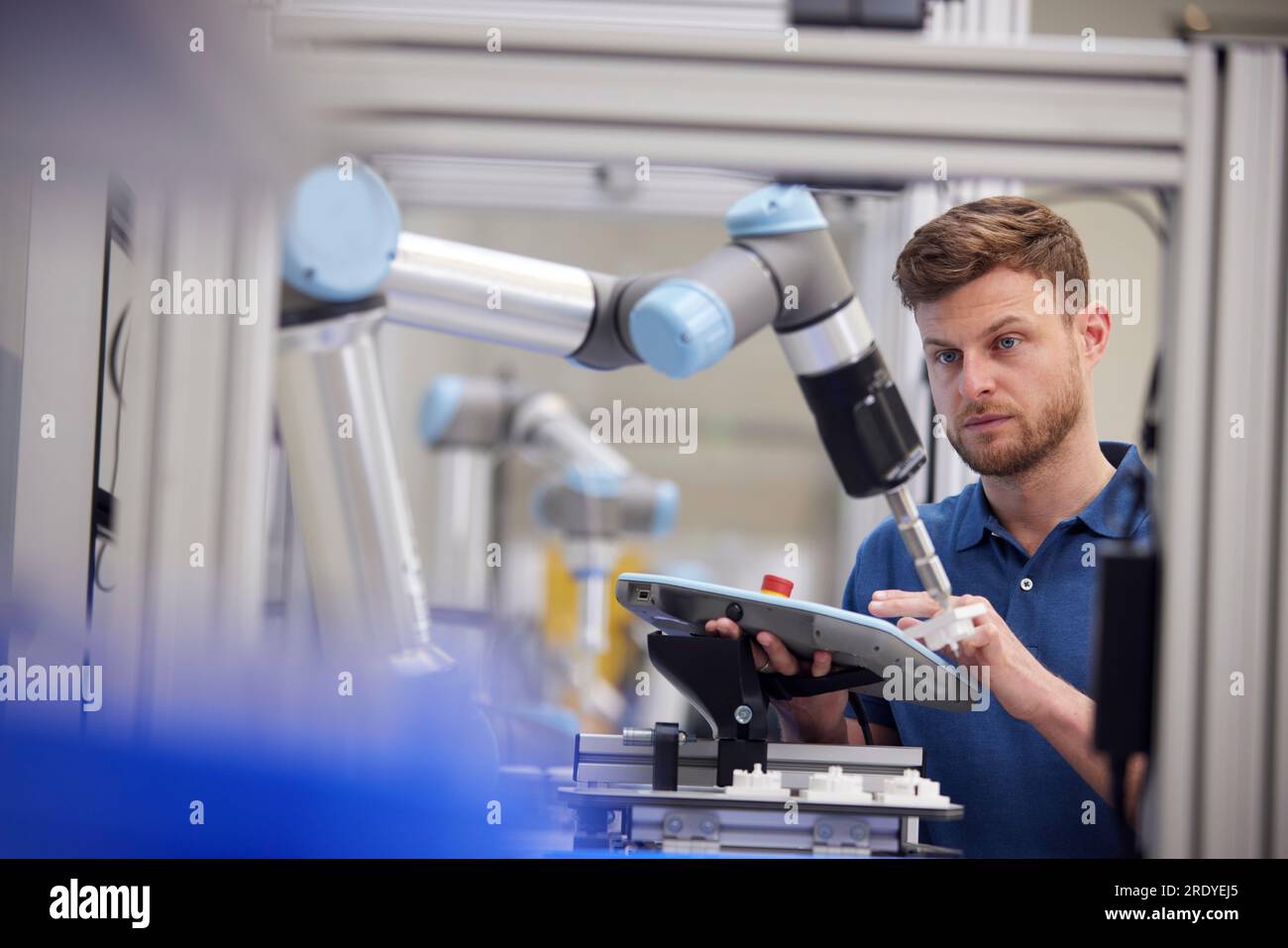 Progettazione di test di braccio robotizzato con apparecchiature industriali Foto Stock