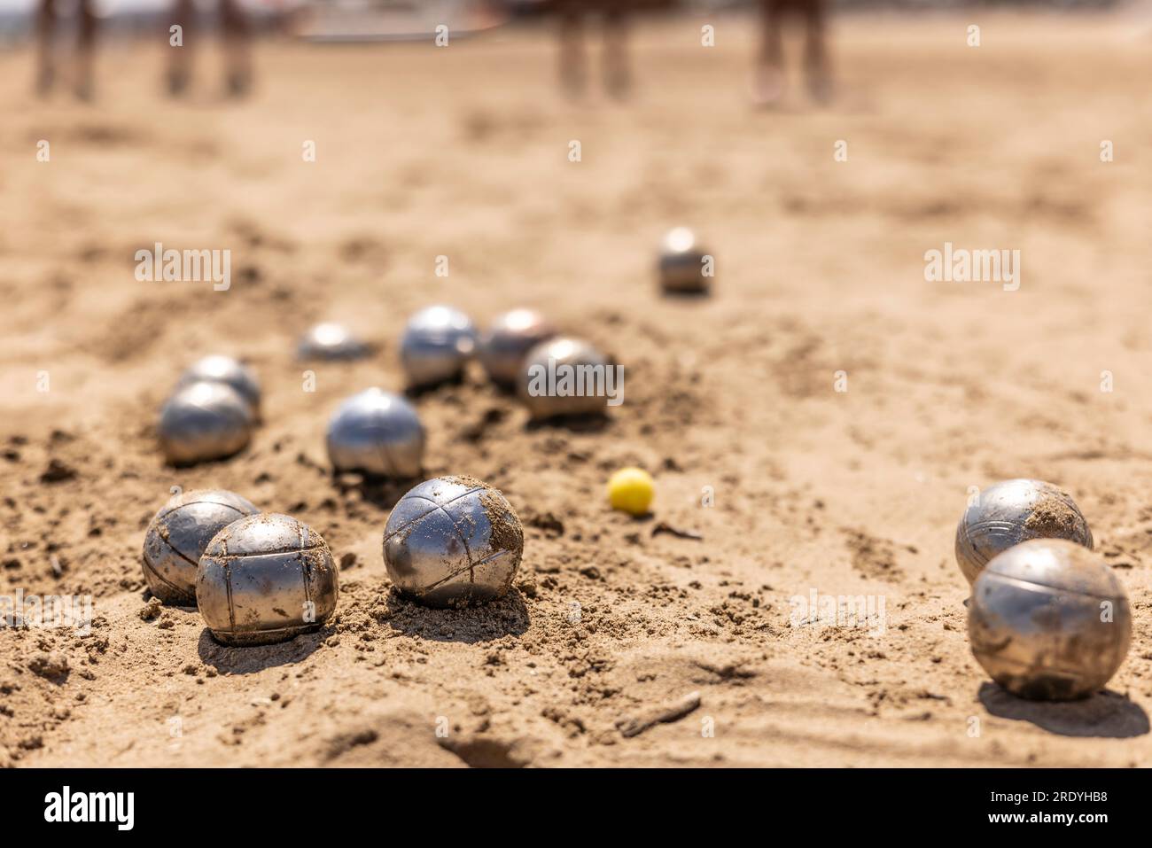 Palle di petanque nella sabbia vicino al mare durante una partita sulla spiaggia. Foto Stock