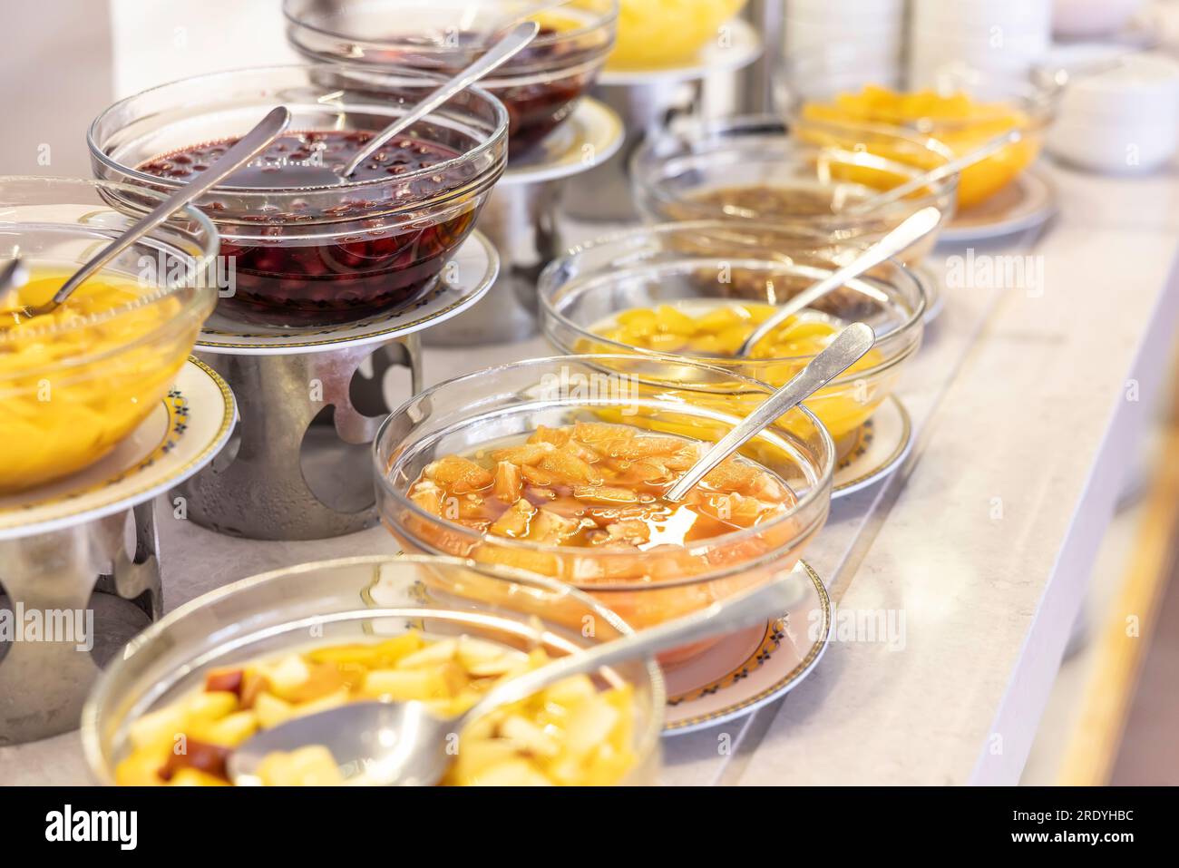 Composte di frutta nelle ciotole sui tavoli a buffet del ristorante dell'hotel. Foto Stock