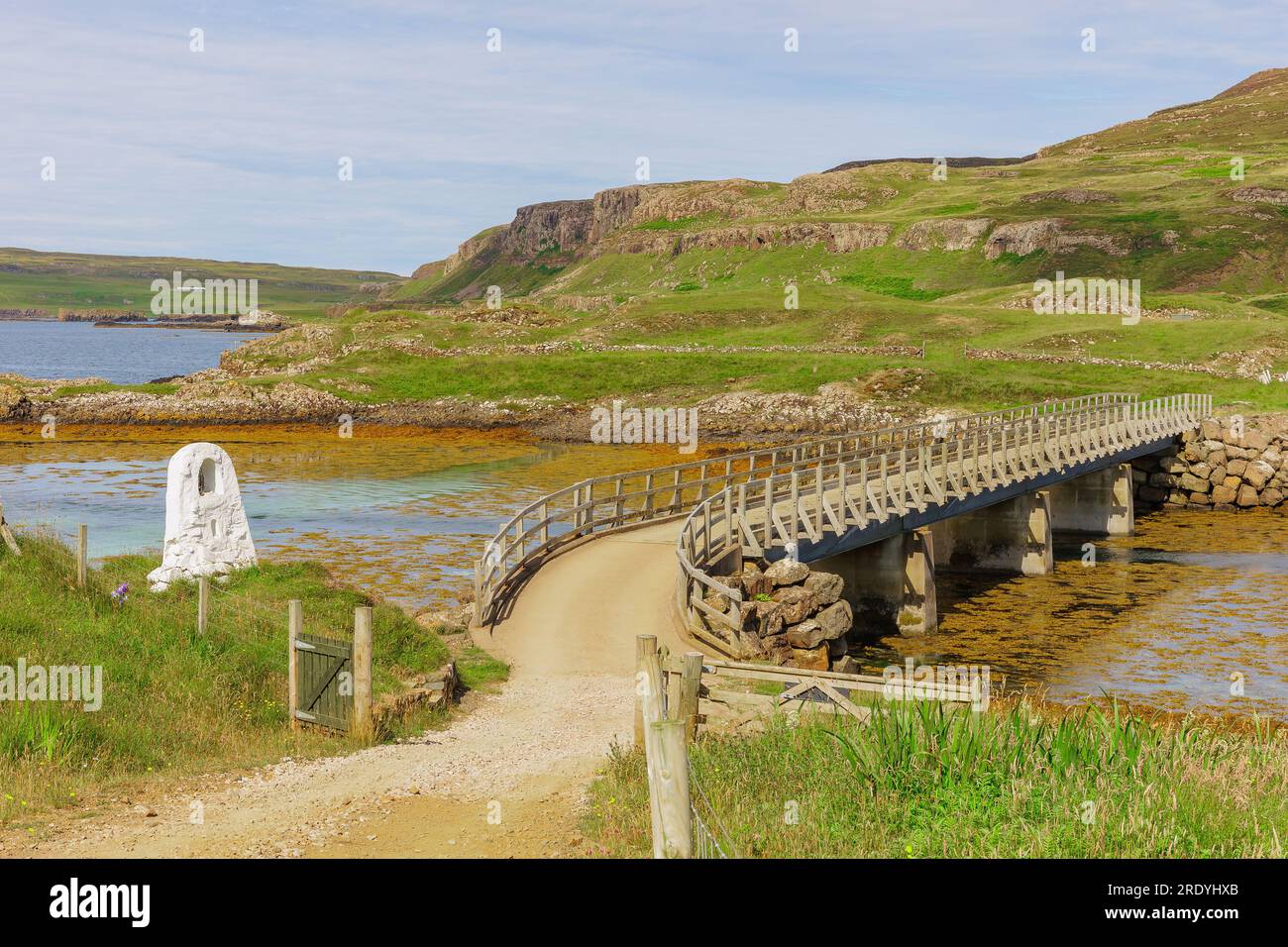 Il nuovo ponte che collega l'Isola di canna a Sanday su un tratto d'acqua con monumento bianco e sentiero che conduce a Traigh Bhan, una bea bianca e sabbiosa Foto Stock