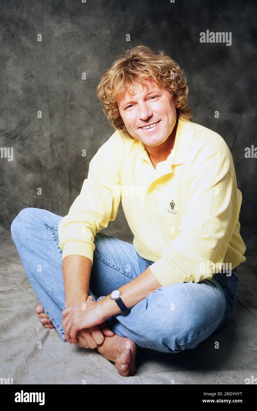 Bernhard Brink, deutscher Schlagersänger, bei einem Fotoshooting im Fotoatelier, Deutschland 1996. Foto Stock