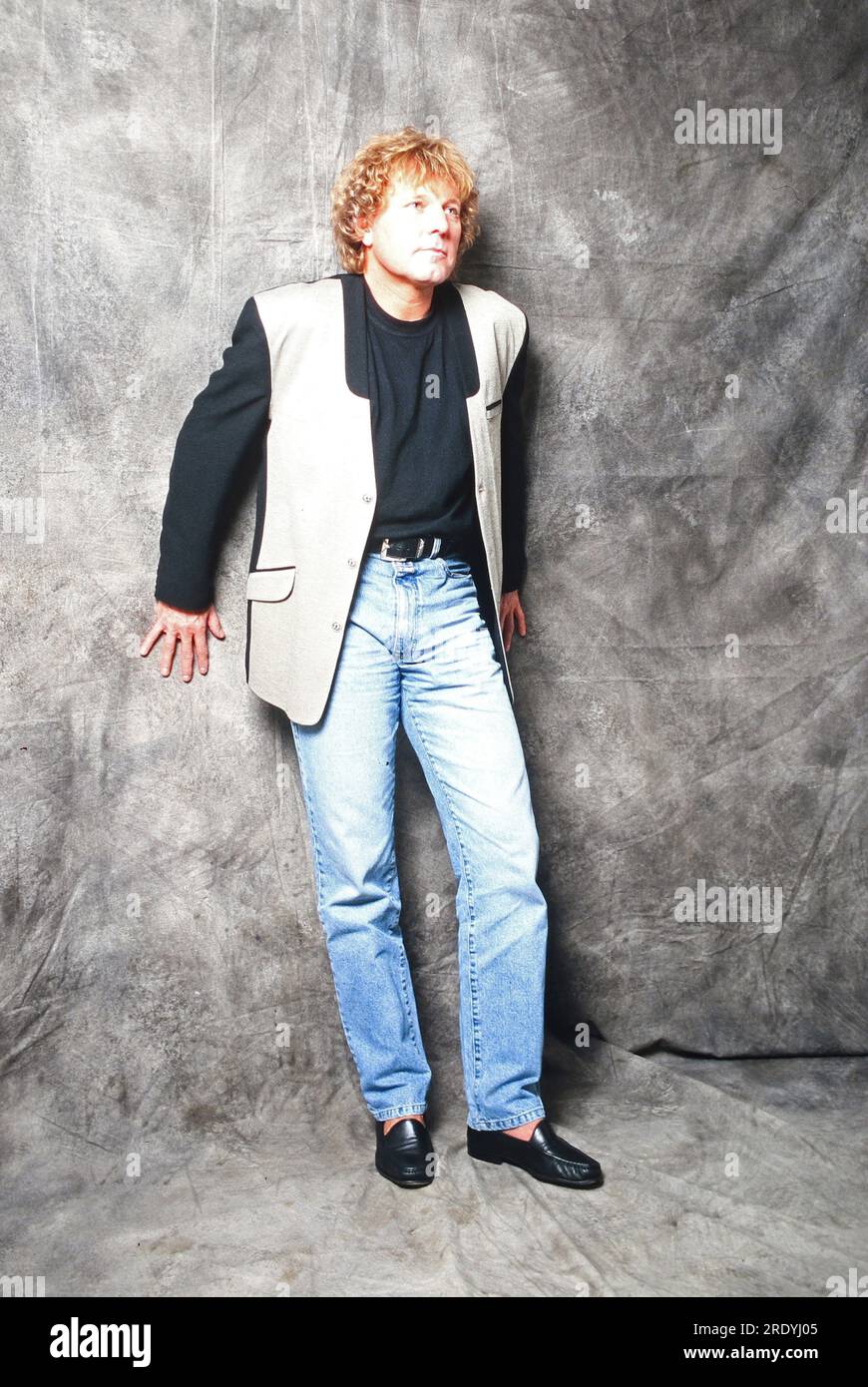 Bernhard Brink, deutscher Schlagersänger, bei einem Fotoshooting im Fotoatelier, Deutschland 1996. Foto Stock