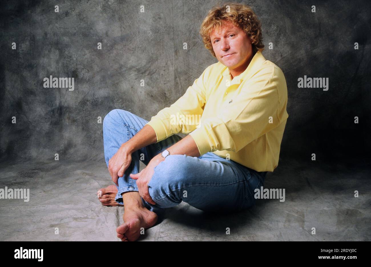 Bernhard Brink, deutscher Schlagersänger, bei einem Fotoshooting im Fotoatelier, Deutschland 1996. Foto Stock