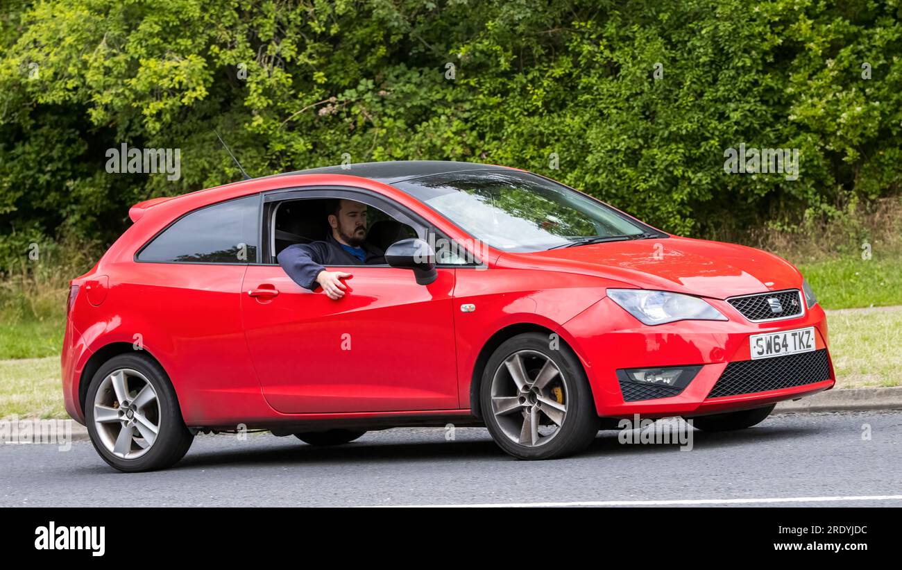 Milton Keynes, Regno Unito - 21 luglio 2023: 2015 auto rossa Seat Ibiza che guida su una strada inglese Foto Stock