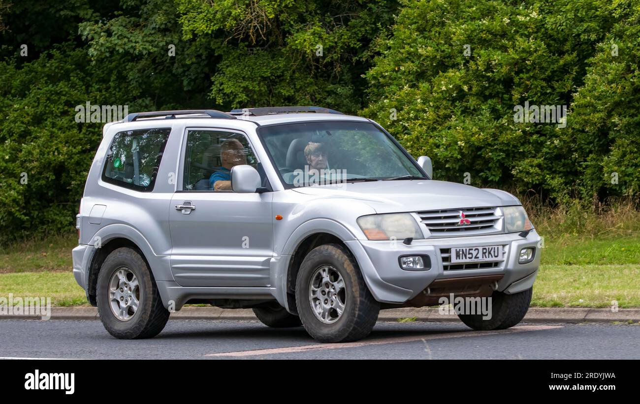 Milton Keynes, Regno Unito - 21 luglio 2023: Auto Misubishi Shogun con motore diesel argento 2002 che guida su una strada inglese Foto Stock