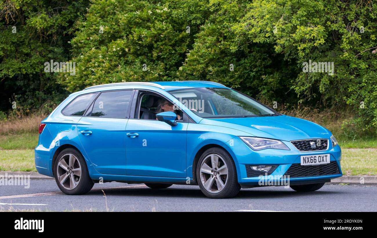 Milton Keynes, Regno Unito - 21 luglio 2023: 2016 auto blu Seat Leon che guida su una strada inglese Foto Stock