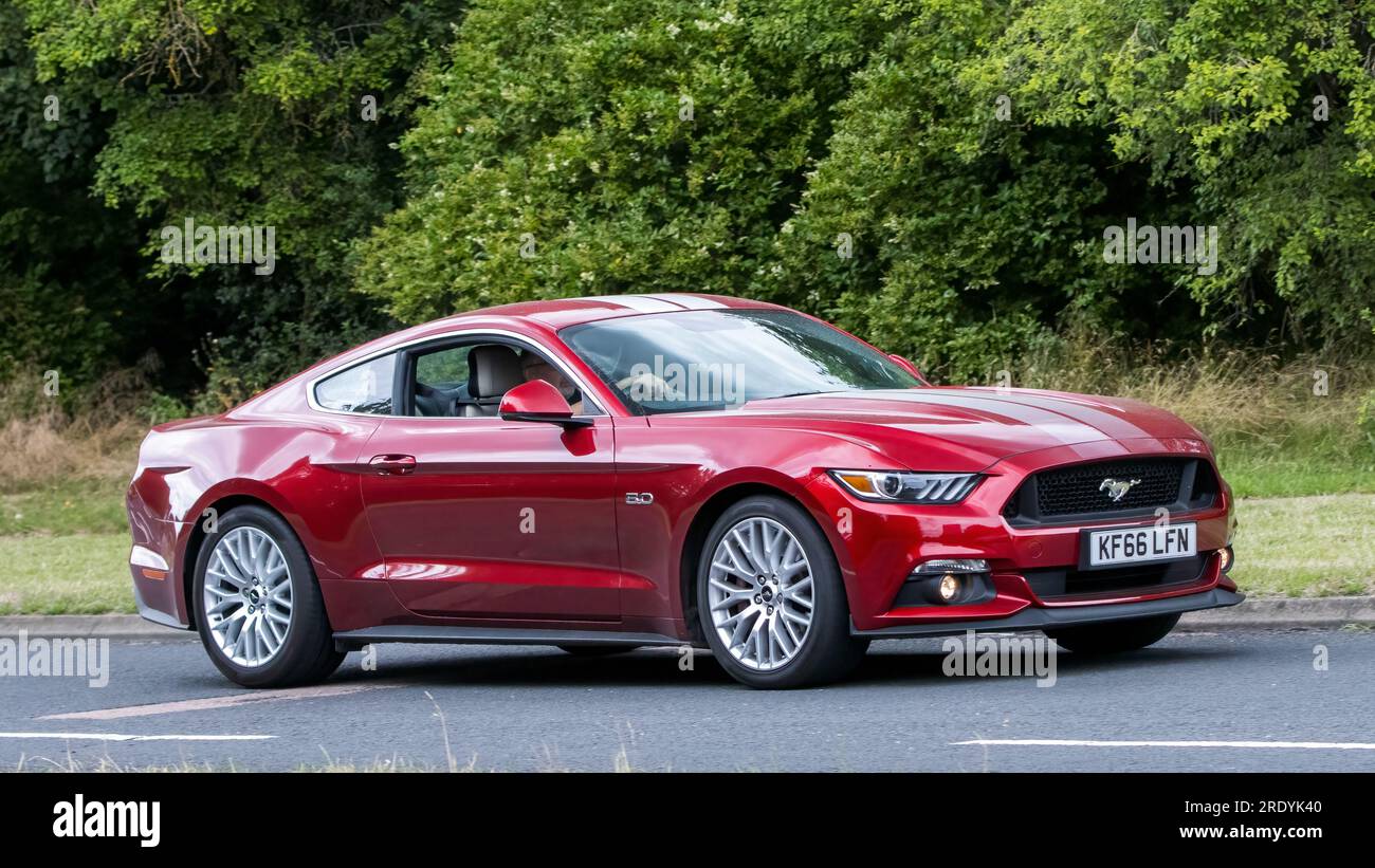 Milton Keynes, Regno Unito - 21 luglio 2023: 2017 Ford Mustang GT rossa che guida su una strada inglese Foto Stock