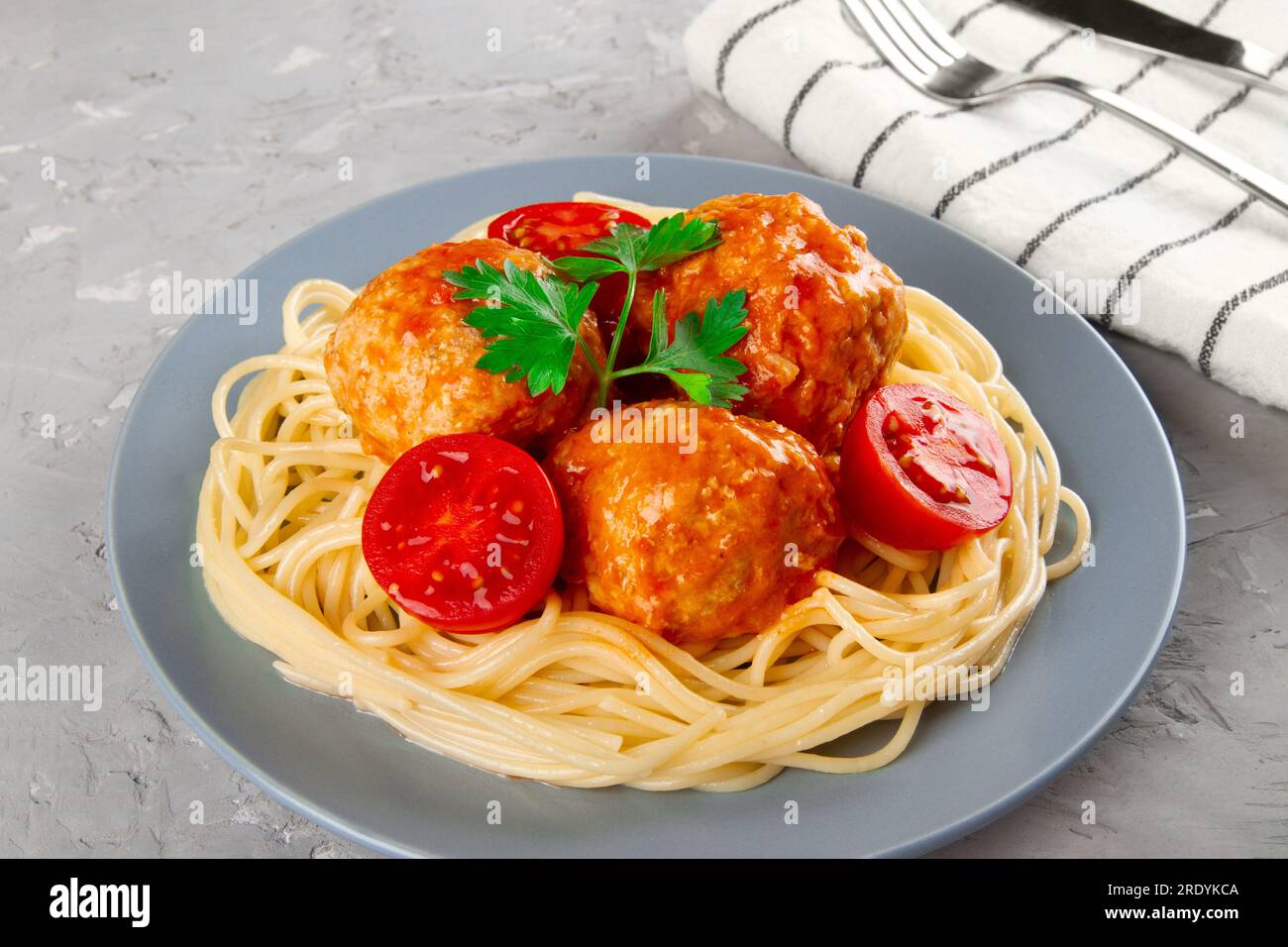 Spaghetti bolliti e polpette con salsa di pomodoro, primo piano Foto Stock