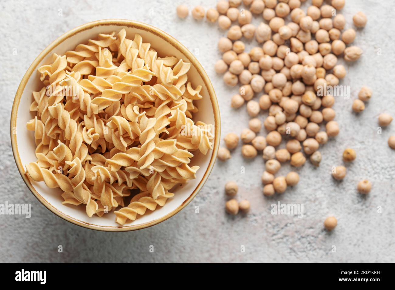 Fusilli di ceci. Ciotola con pasta cruda e ceci. Pasta senza glutine. Foto Stock