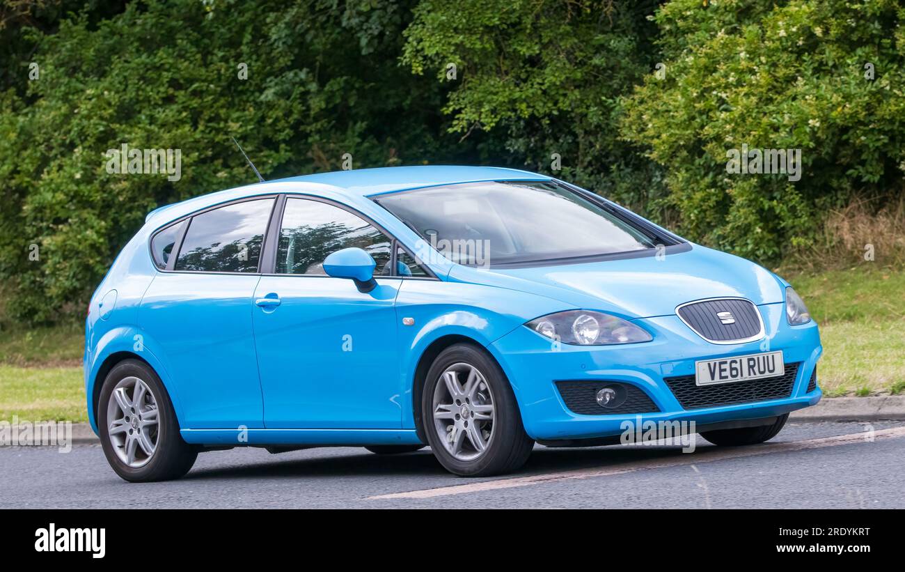 Milton Keynes, Regno Unito - 21 luglio 2023: 2012 auto Seat Leon blu che guida su una strada inglese Foto Stock
