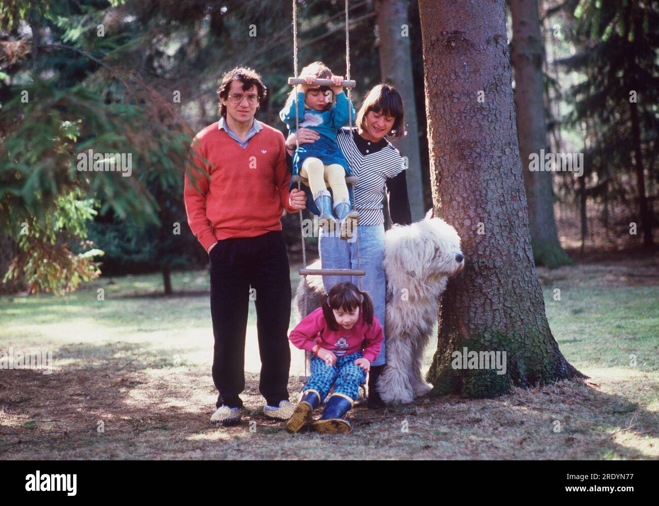 FOTO D'ARCHIVIO: Felix MAGATH compie 70 anni il 28 luglio 2023, 06SN MAGATH150884SP.jpg Felix MAGATH, Germania, calciatore, HSV Amburgo Amburgo Amburgo, privato, con famiglia, moglie Stefanie, figlie Victoria e Janina, in piedi fuori da un albero, con bobtail, cane, formato orizzontale, 15.08.1984. ?SVEN SIMON, Princess-Luise-Str.41#45479 Muelheim/Ruhr#tel.0208/9413250#fax 0208/9413260#account 1428150 Commerzbank Essen BLZ 36040039#www.SvenSimon.net#e-mail:SvenSimon@t-online.de. Foto Stock